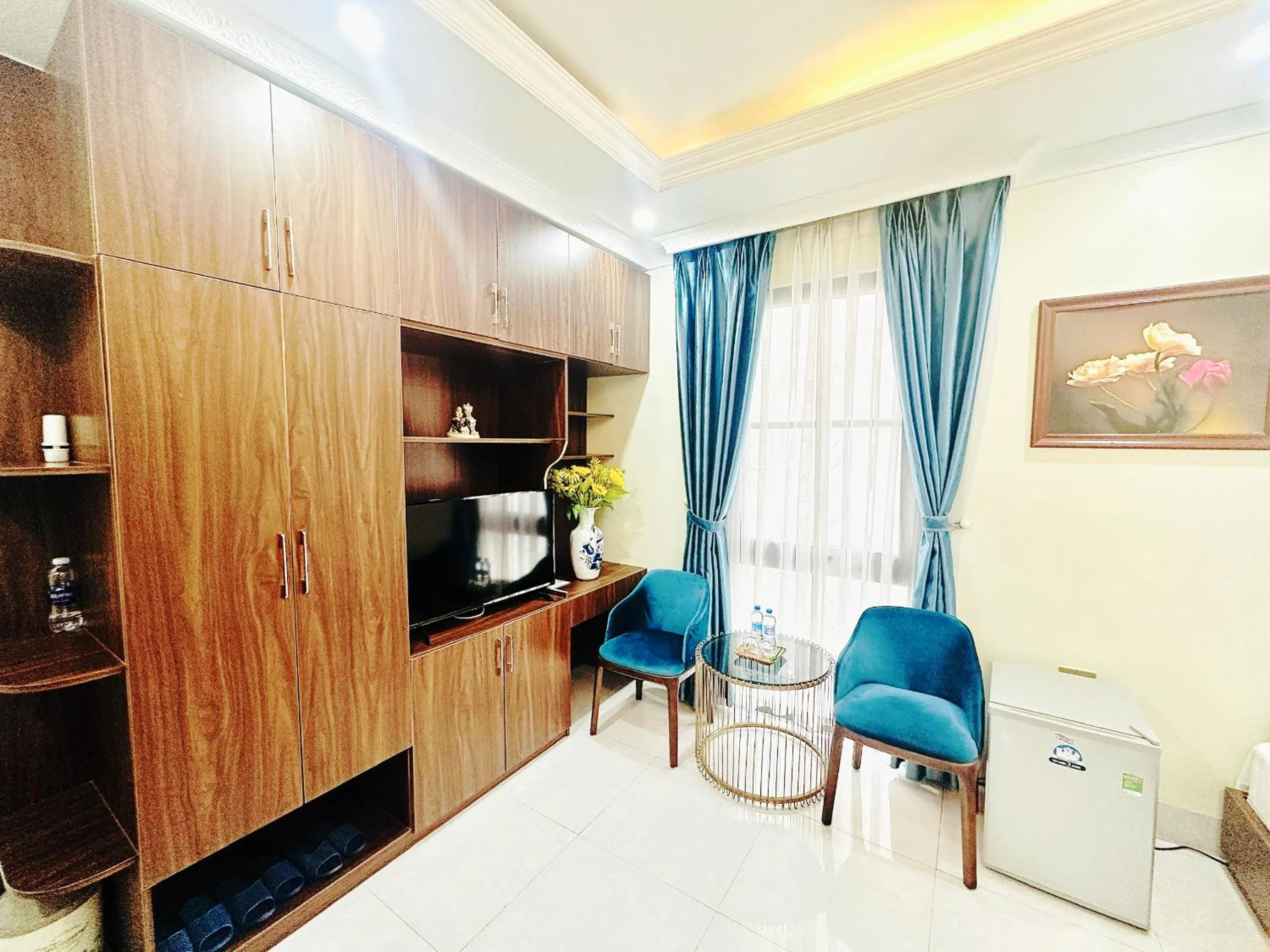 Seating area, Bed in May House Hotel