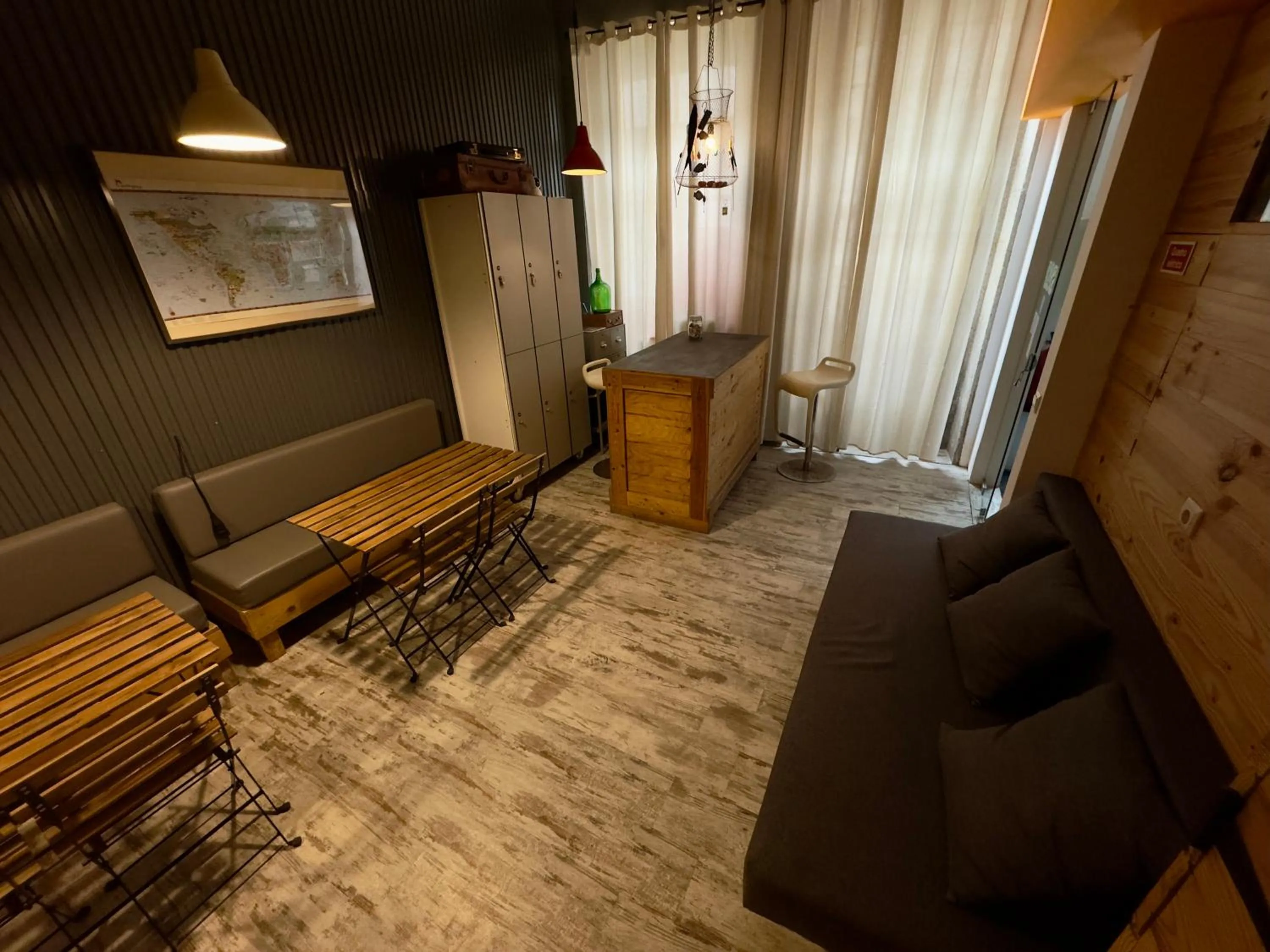 Living room in Sardines and Friends Hostel 04