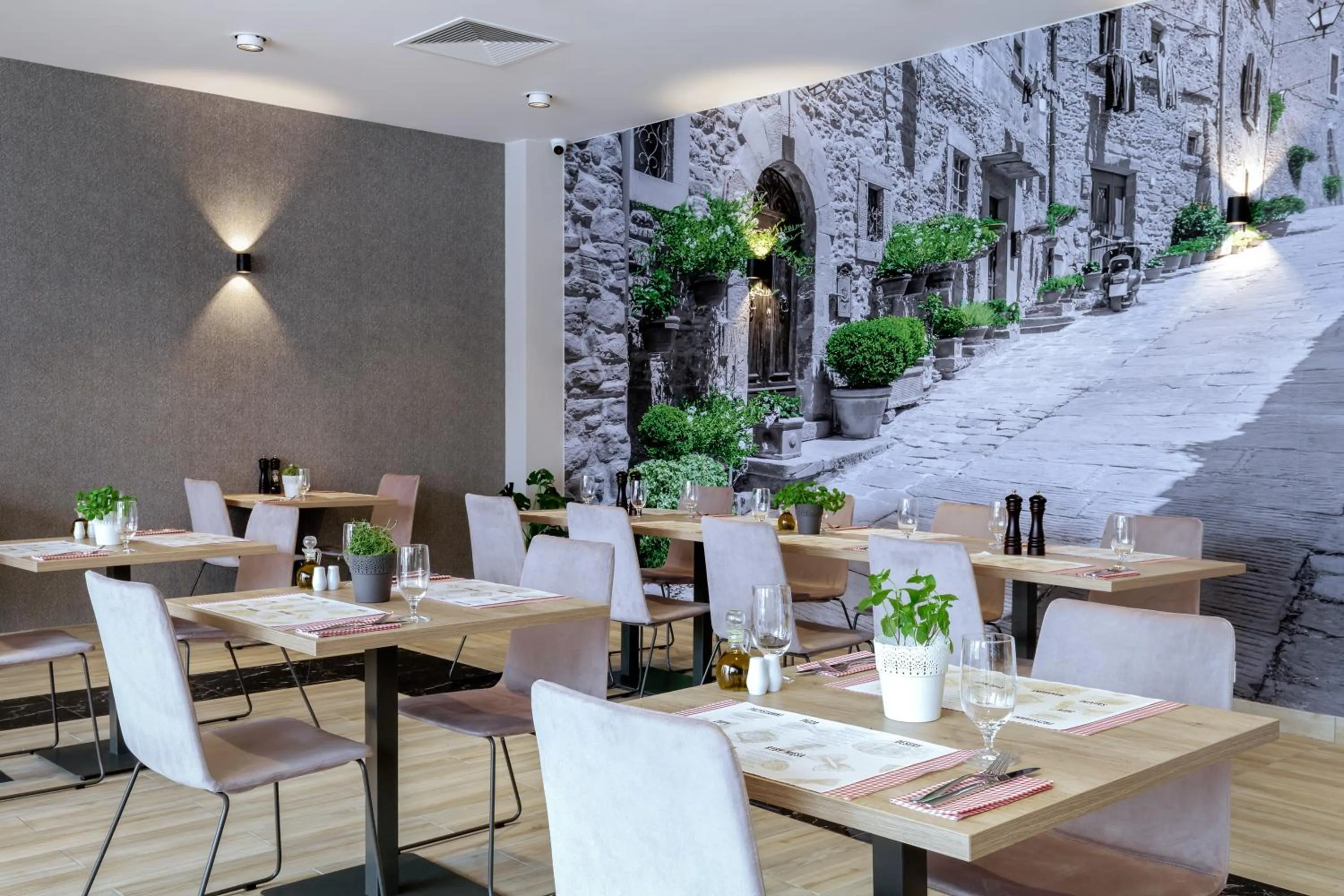 Restaurant/places to eat in Green Apartments