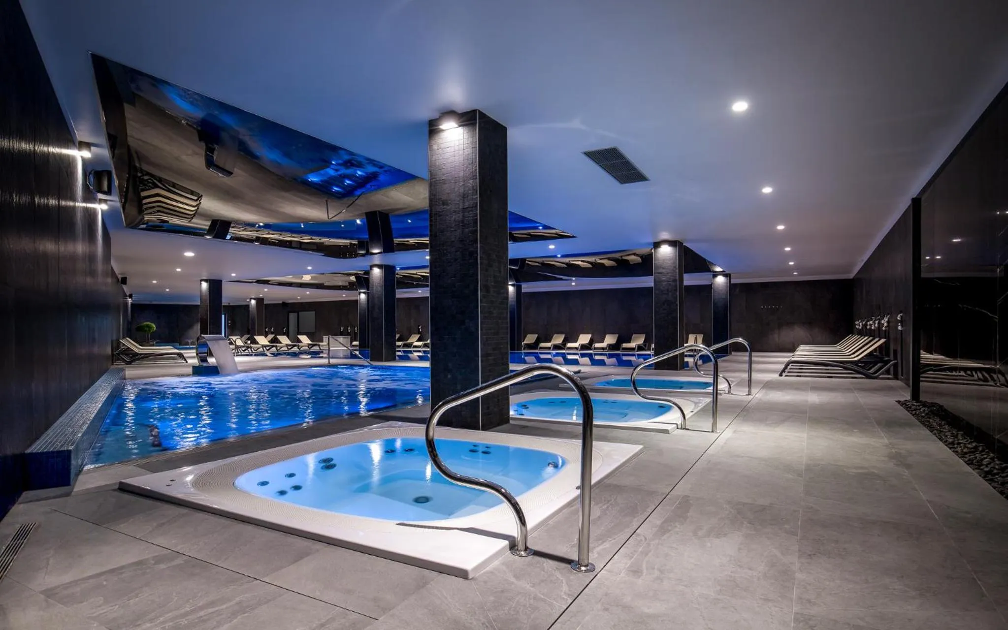 Swimming pool in Green Apartments