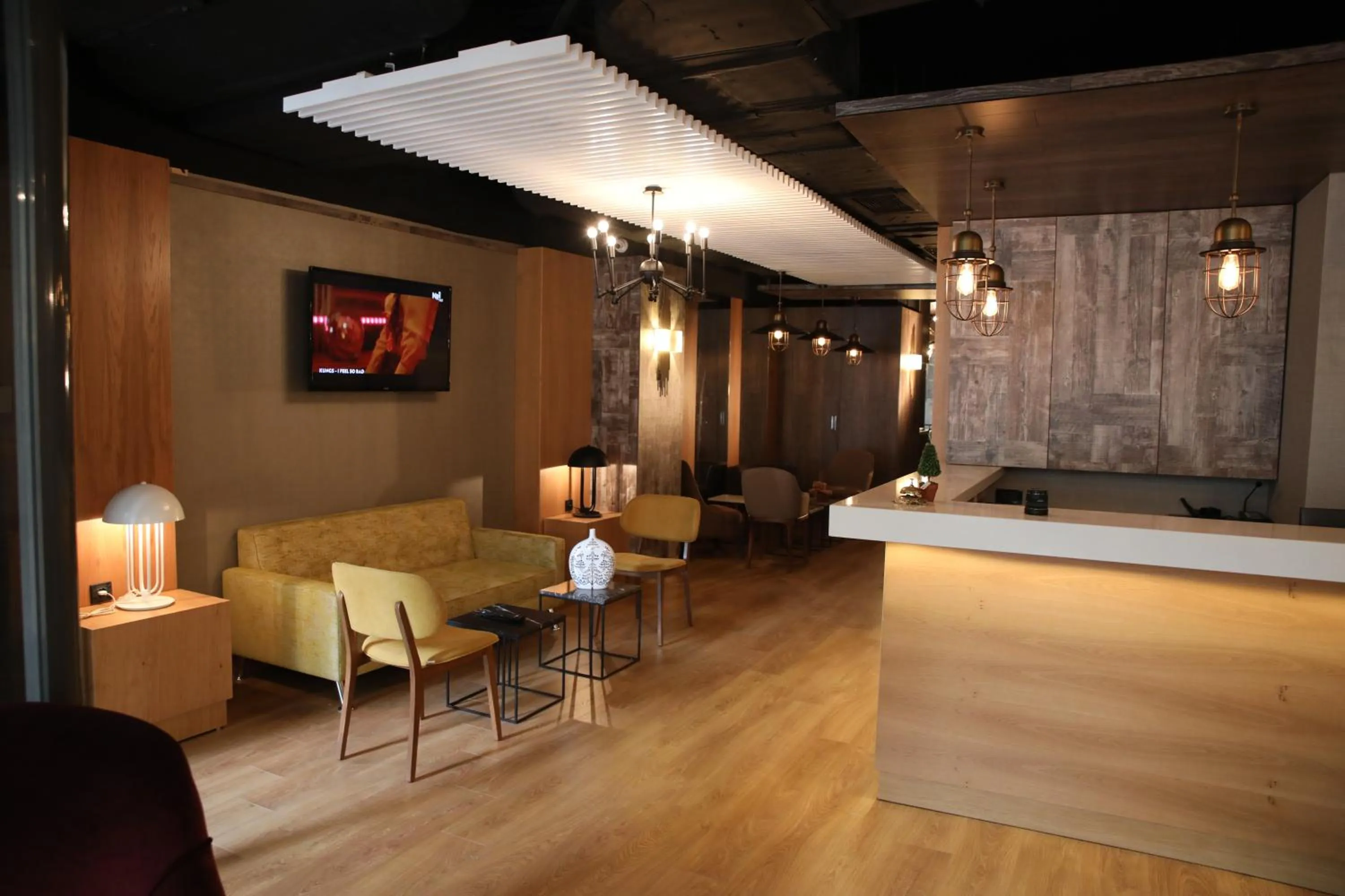 Communal lounge/ TV room in Roomers Nisantasi