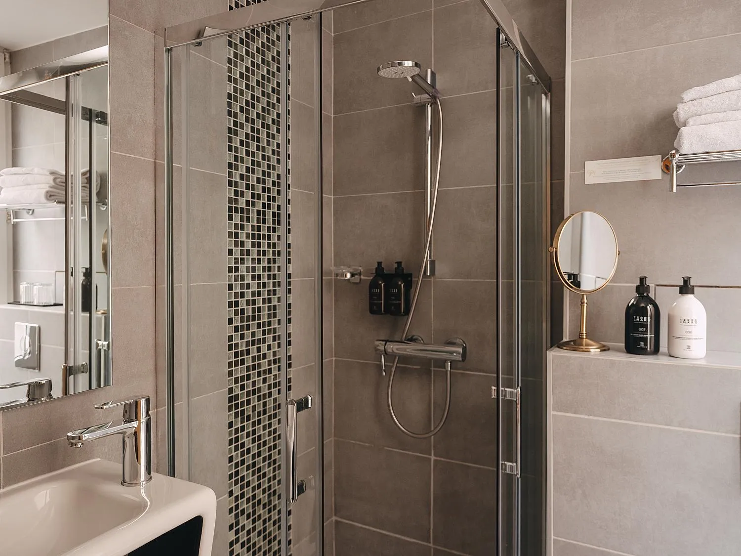 Bathroom in Hôtel Belloy