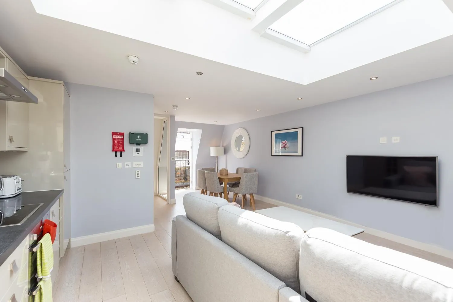 Communal lounge/ TV room, Bed in Prime Apartments in Covent Garden