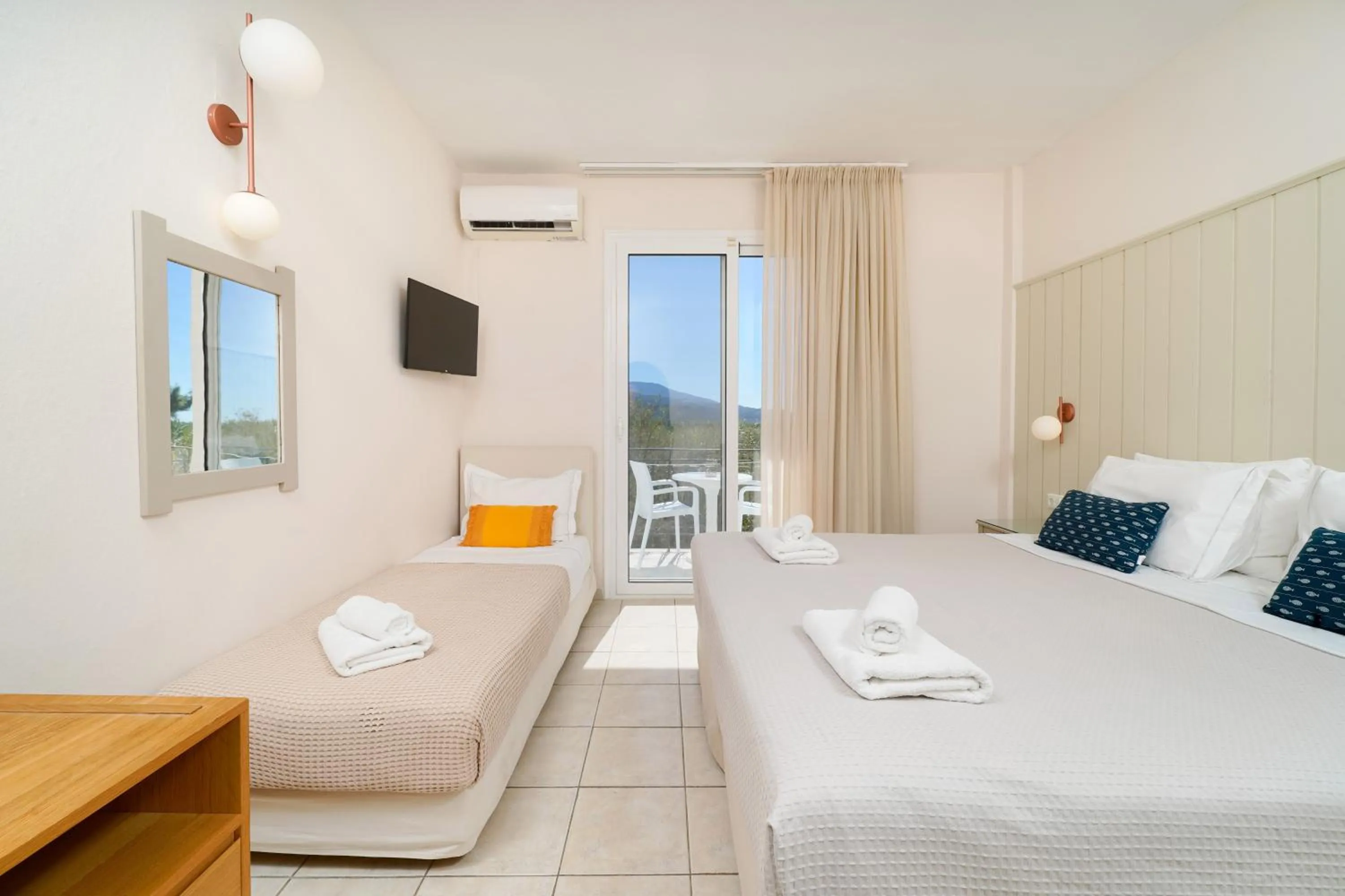 Photo of the whole room, Bed in Elektra Comfort Hotel by Del Mare