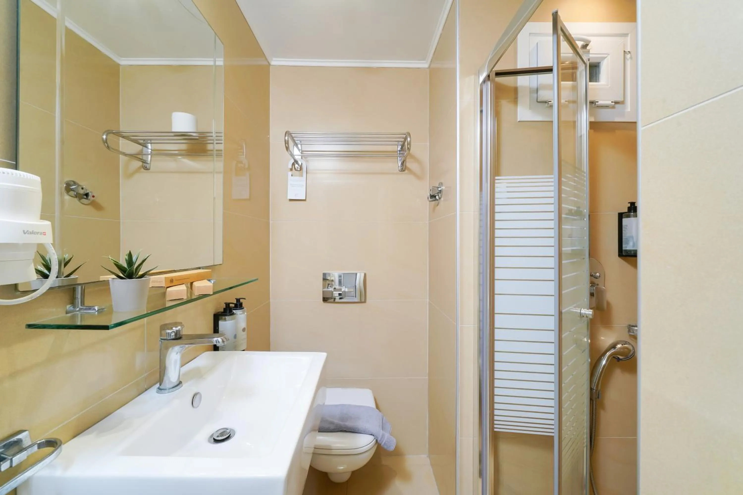 Shower in Elektra Comfort Hotel by Del Mare