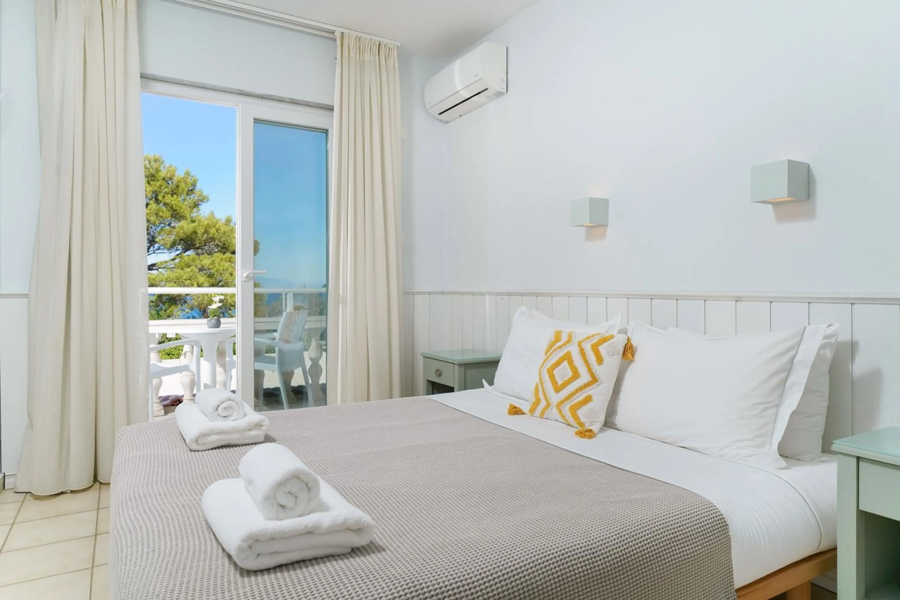 View (from property/room), Bed in Elektra Comfort Hotel by Del Mare