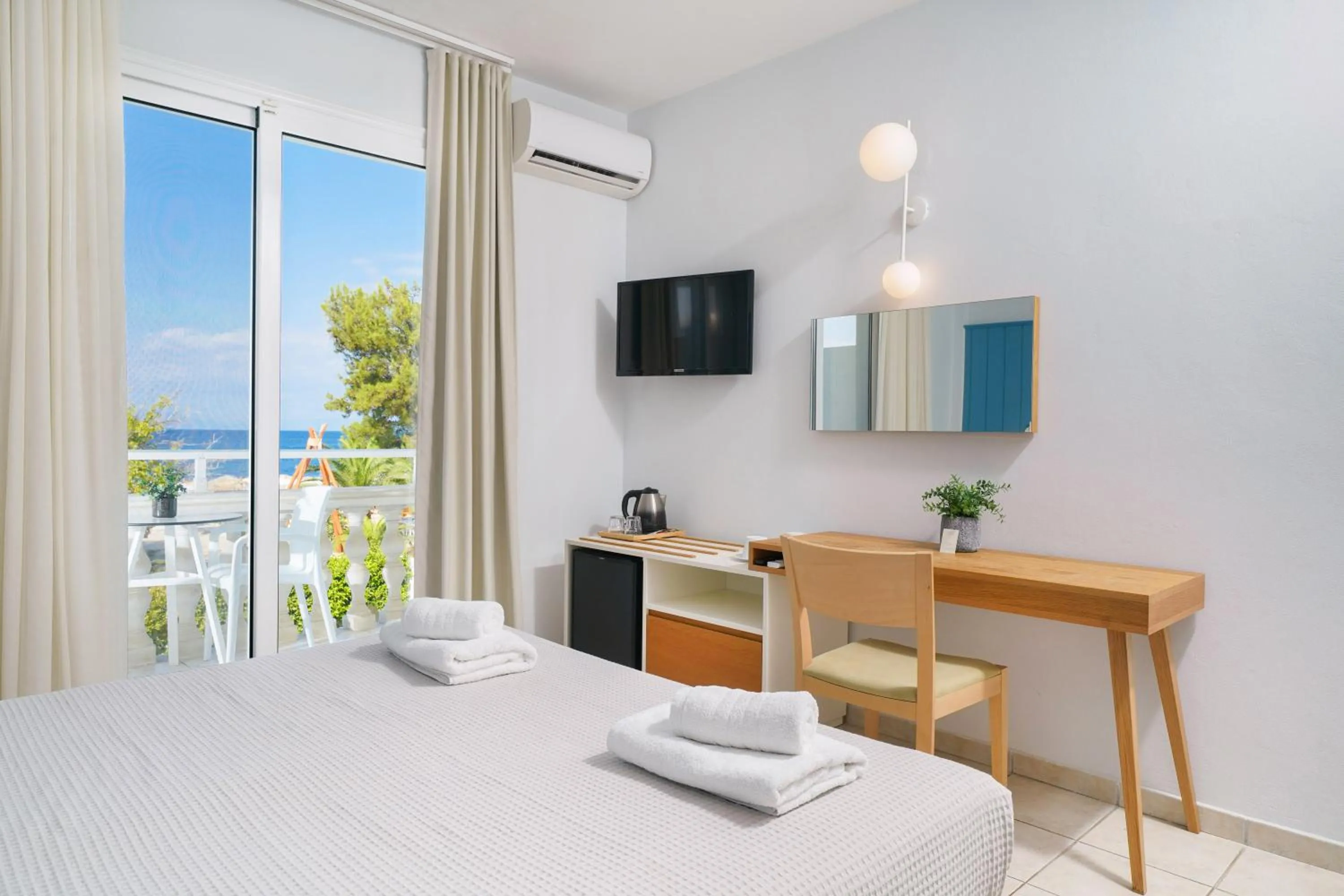 Photo of the whole room, Bed in Elektra Comfort Hotel by Del Mare