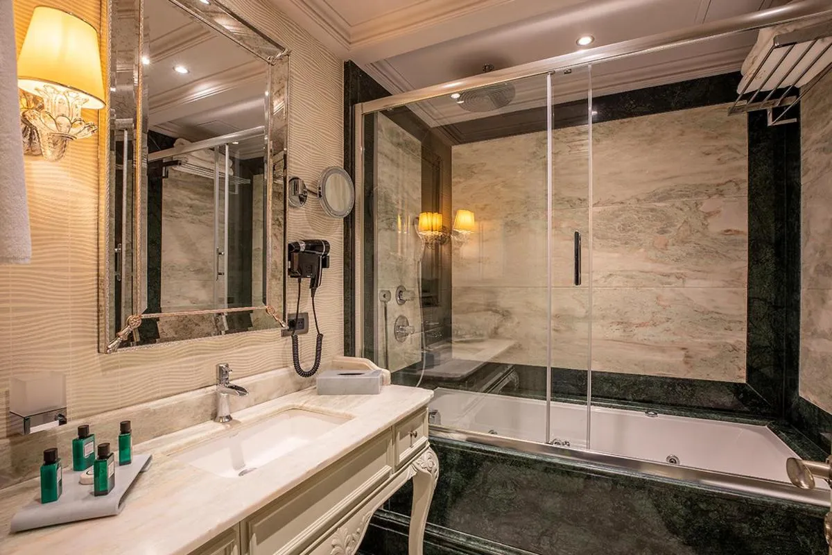 Shower in MFB Tarabya Hotel