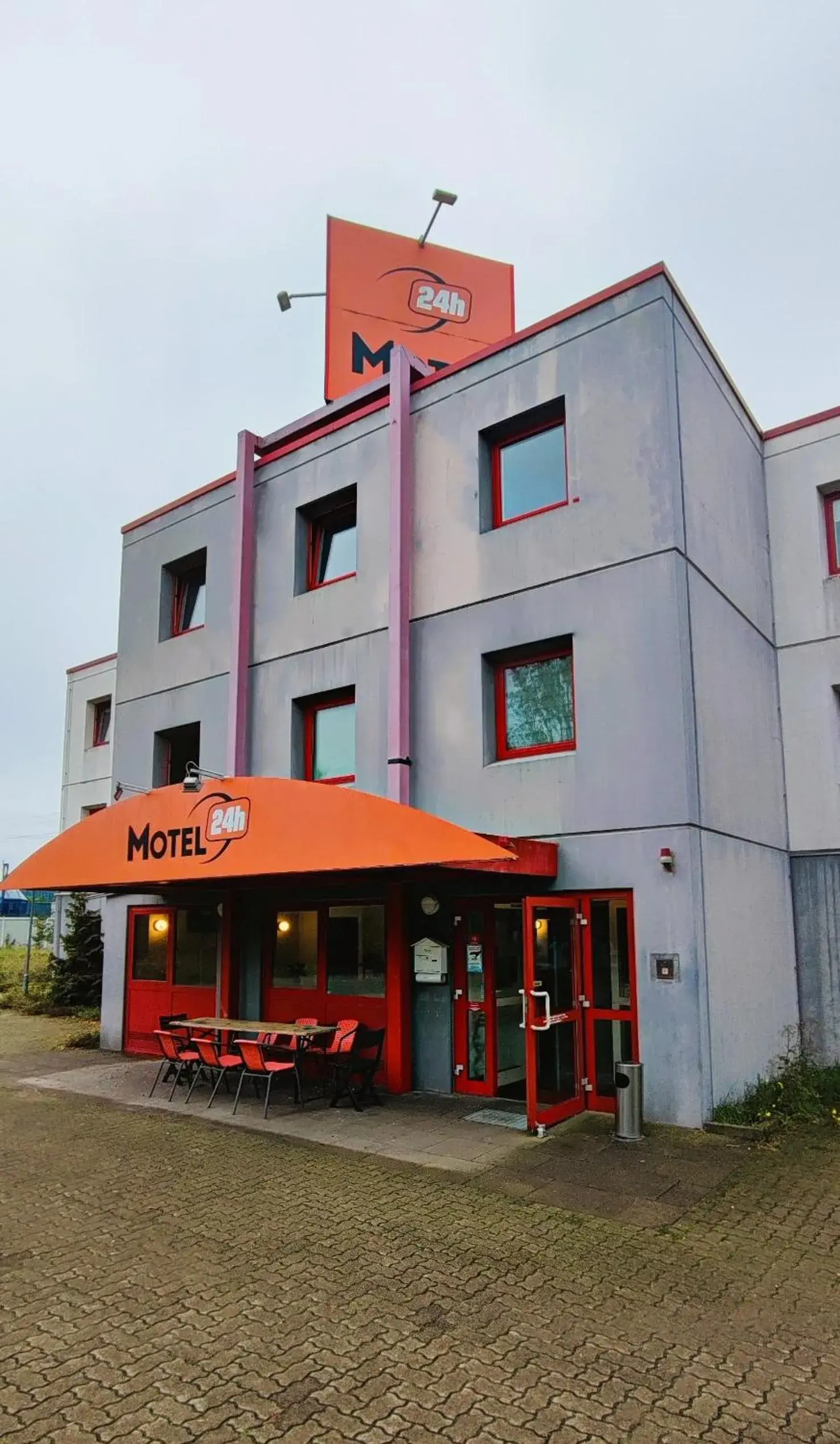 Property building in Motel 24h Hannover Property building in Motel 24h Hannover