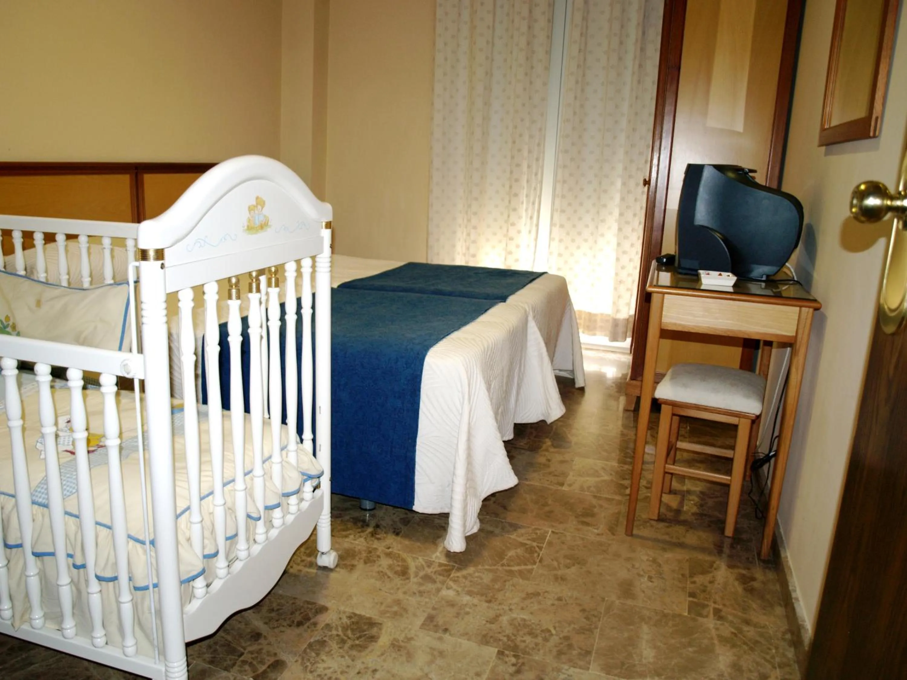 cot, Bed in Hotel Al-Yussana