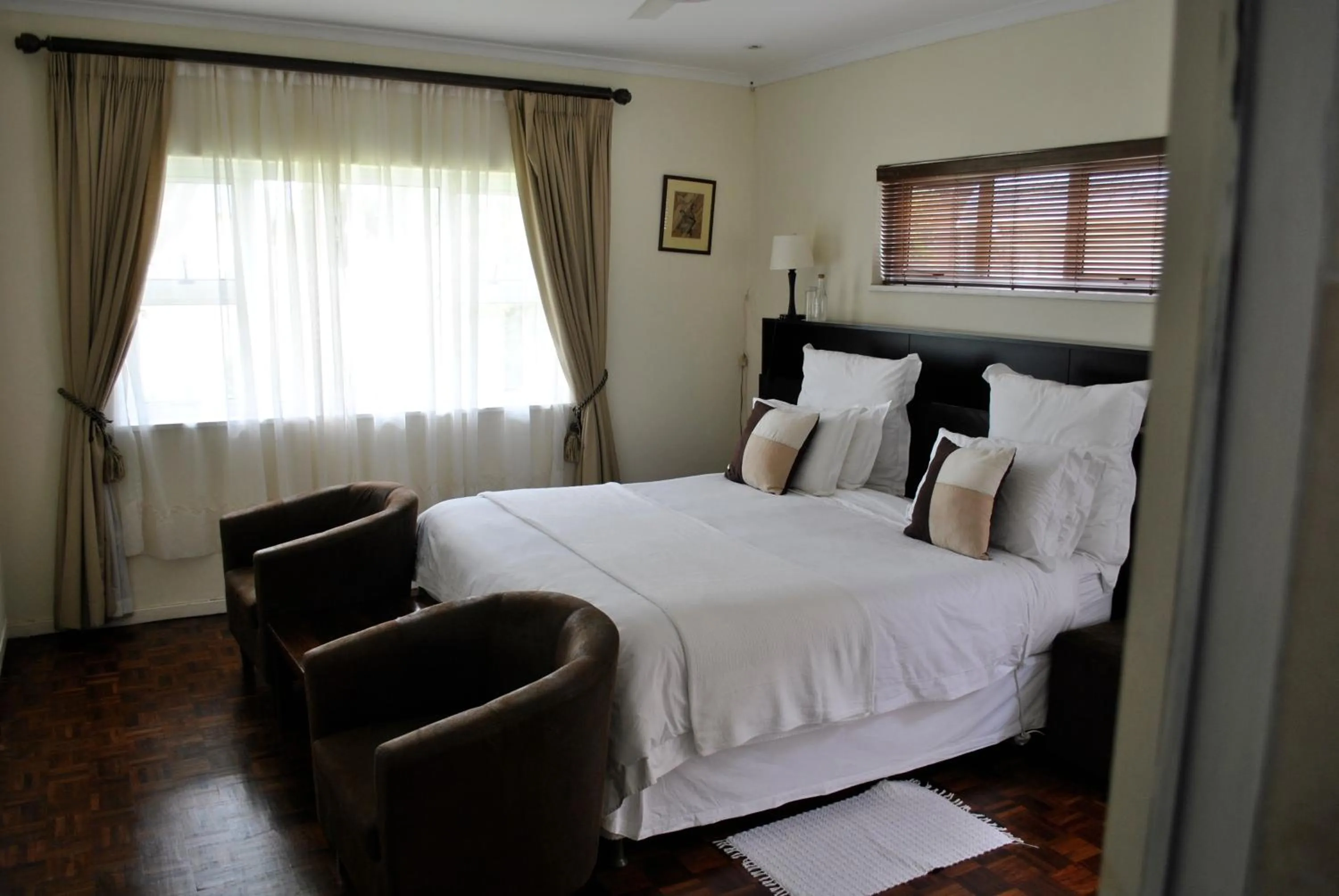 Photo of the whole room, Bed in Cotswold House Residence