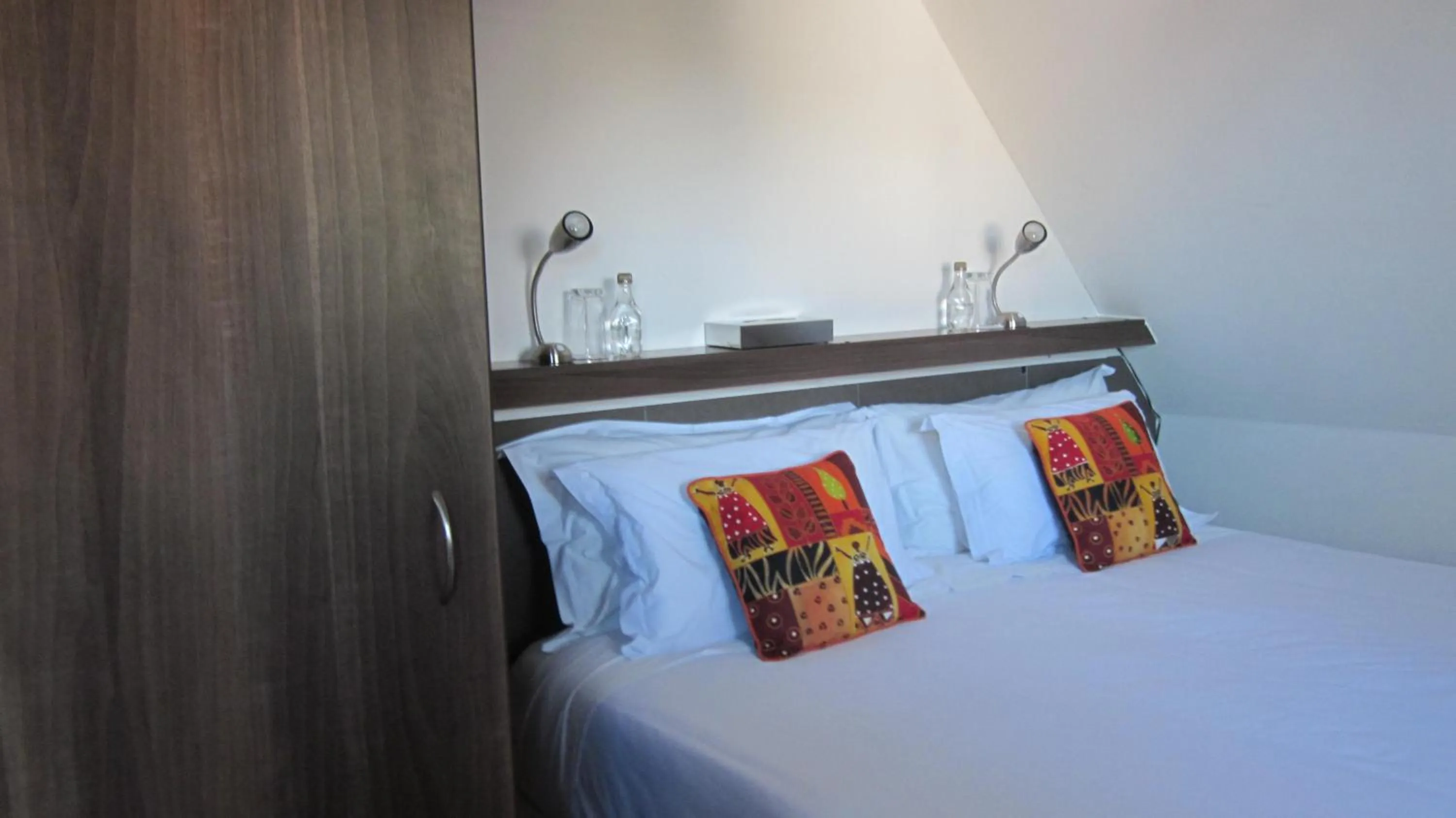 Bedroom, Bed in Cotswold House Residence