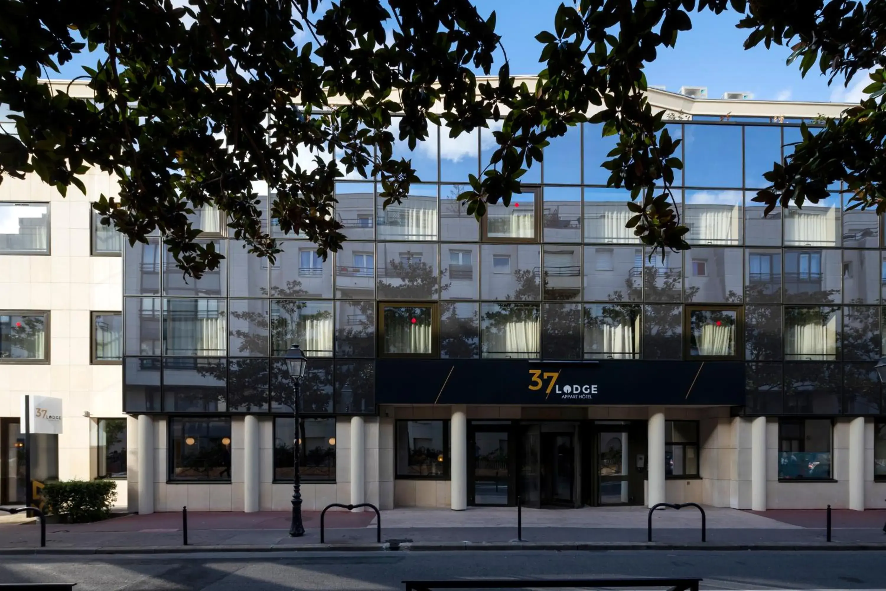 Property building in Aparthotel 37 Lodge Courbevoie Paris La Défense Property building in Aparthotel 37 Lodge Courbevoie Paris La Défense