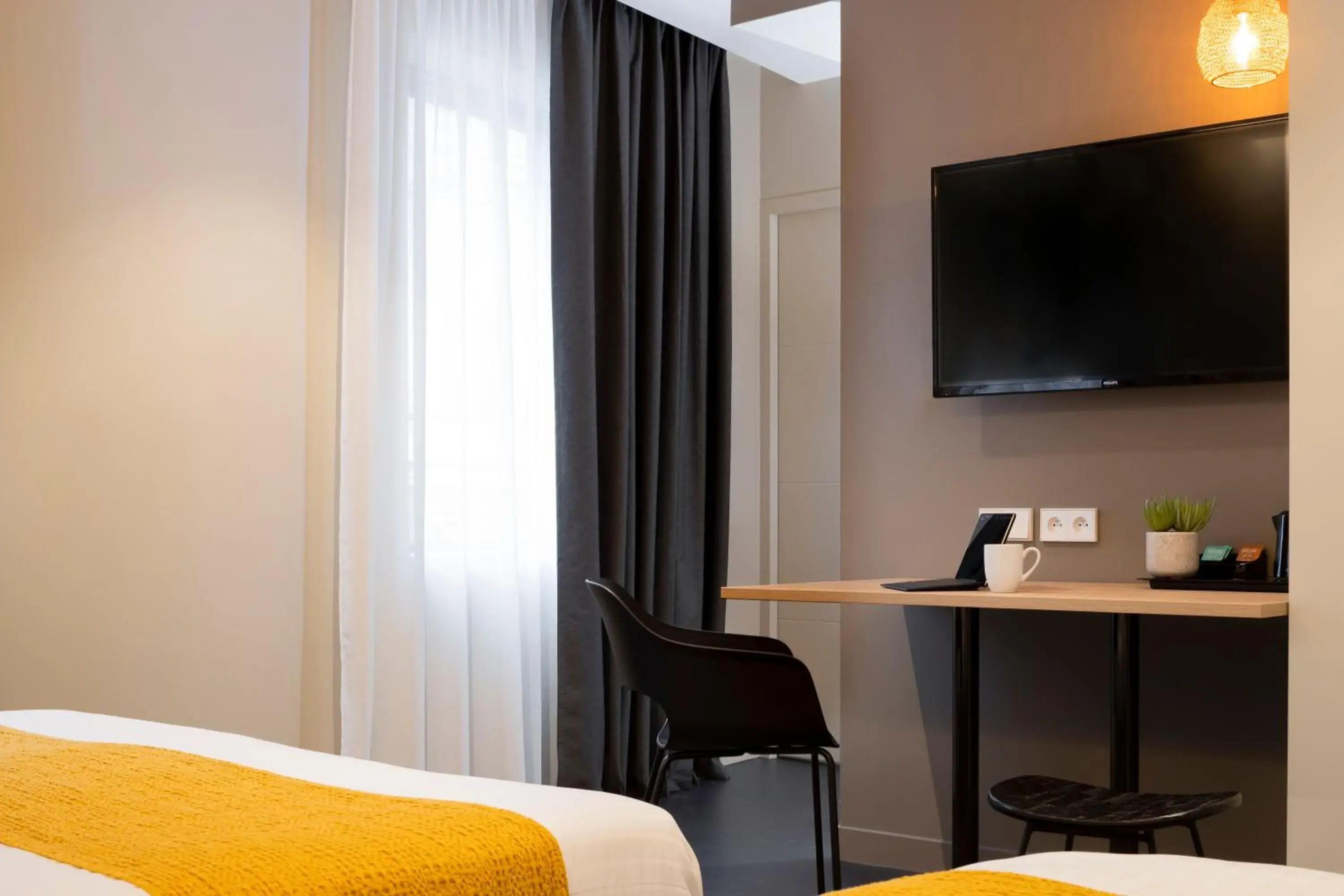 TV and multimedia, Bed in Aparthotel 37 Lodge Courbevoie Paris La Défense TV and multimedia, Bed in Aparthotel 37 Lodge Courbevoie Paris La Défense