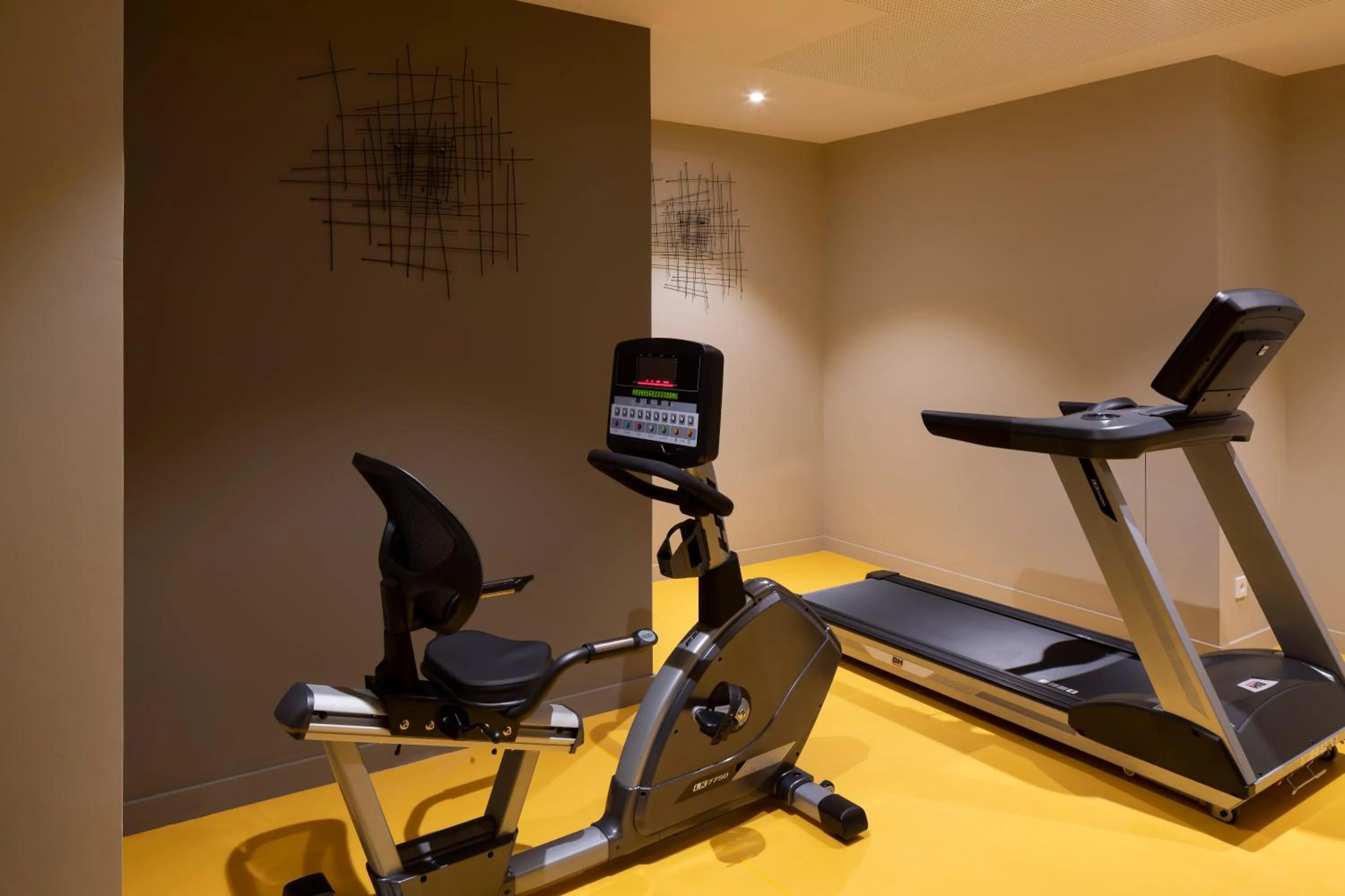 Fitness centre/facilities in Aparthotel 37 Lodge Courbevoie Paris La Défense