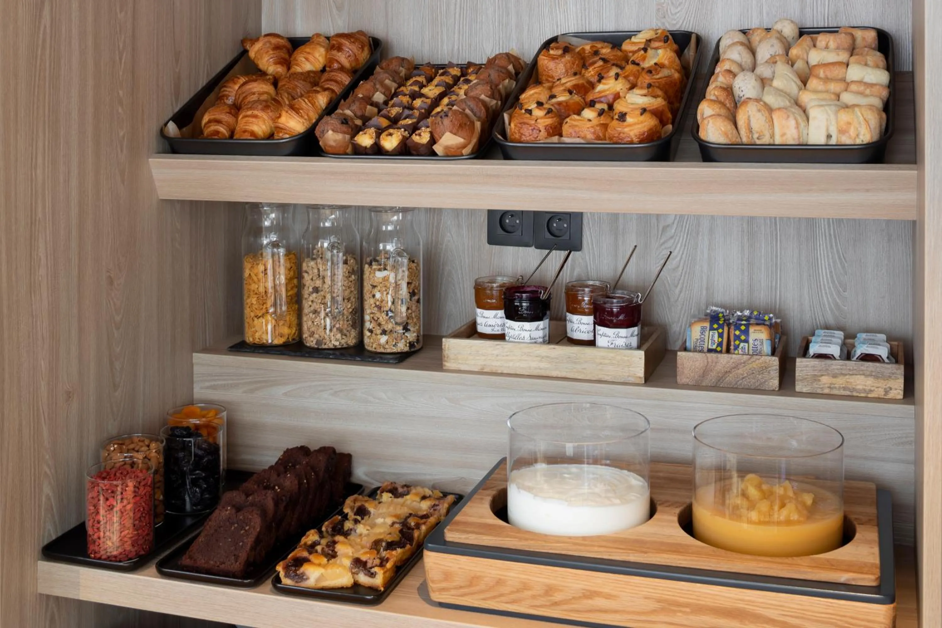 Breakfast in Aparthotel 37 Lodge Courbevoie Paris La Défense