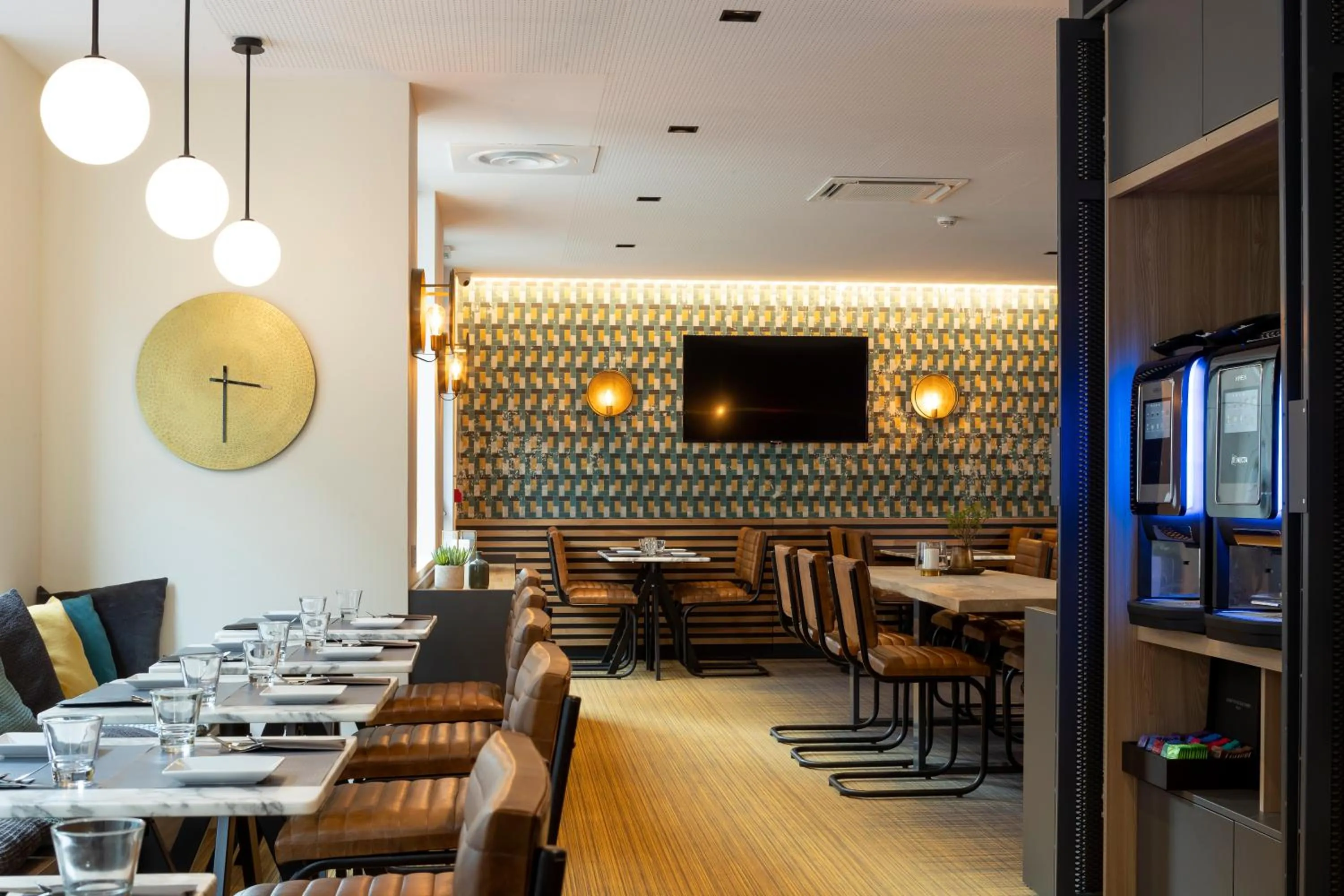 Communal lounge/ TV room in Aparthotel 37 Lodge Courbevoie Paris La Défense