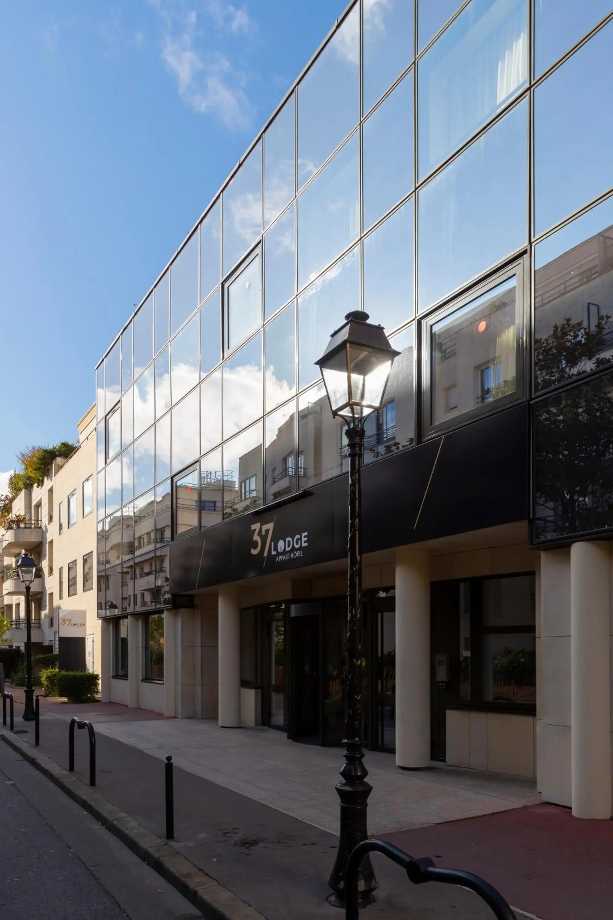 Property building in Aparthotel 37 Lodge Courbevoie Paris La Défense Property building in Aparthotel 37 Lodge Courbevoie Paris La Défense