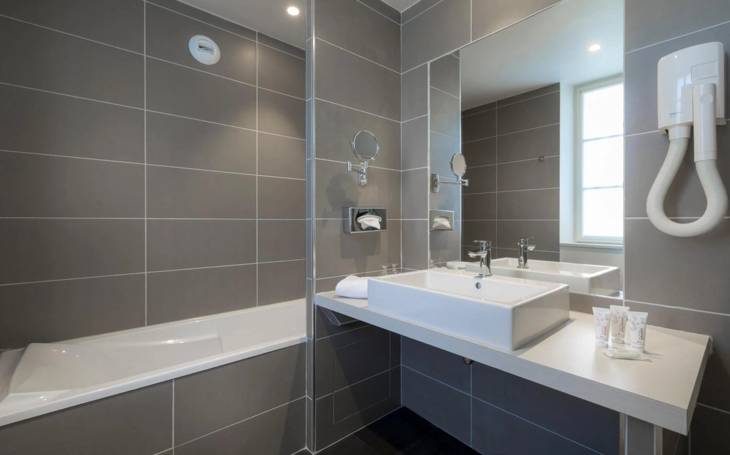 Bathroom in Residence The Originals Demeure des Remparts