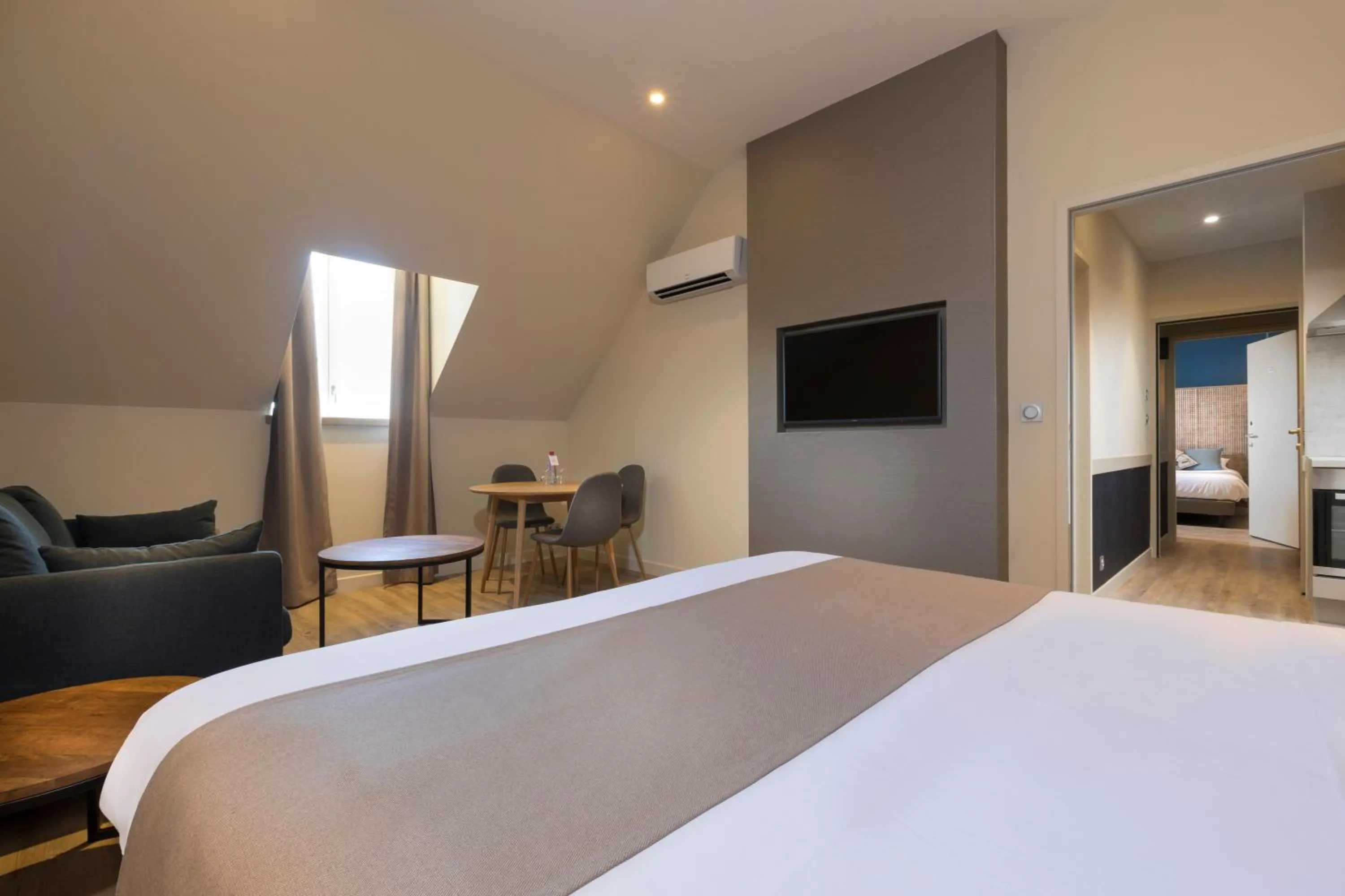 Photo of the whole room, Bed in Residence The Originals Demeure des Remparts