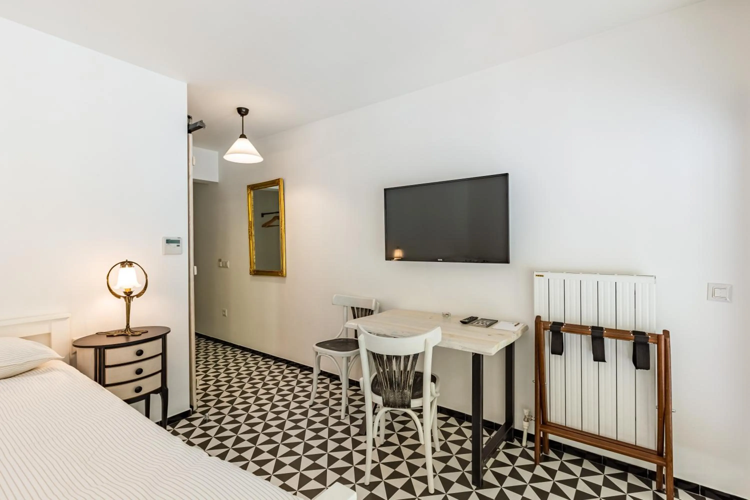 Seating area, Bed in Villa Pera Suite Hotel