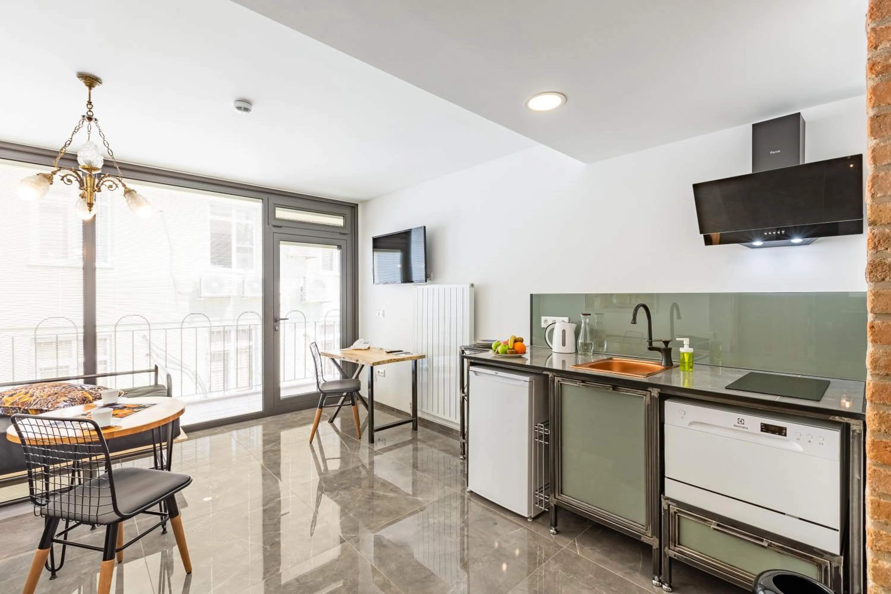 TV and multimedia in Villa Pera Suite Hotel