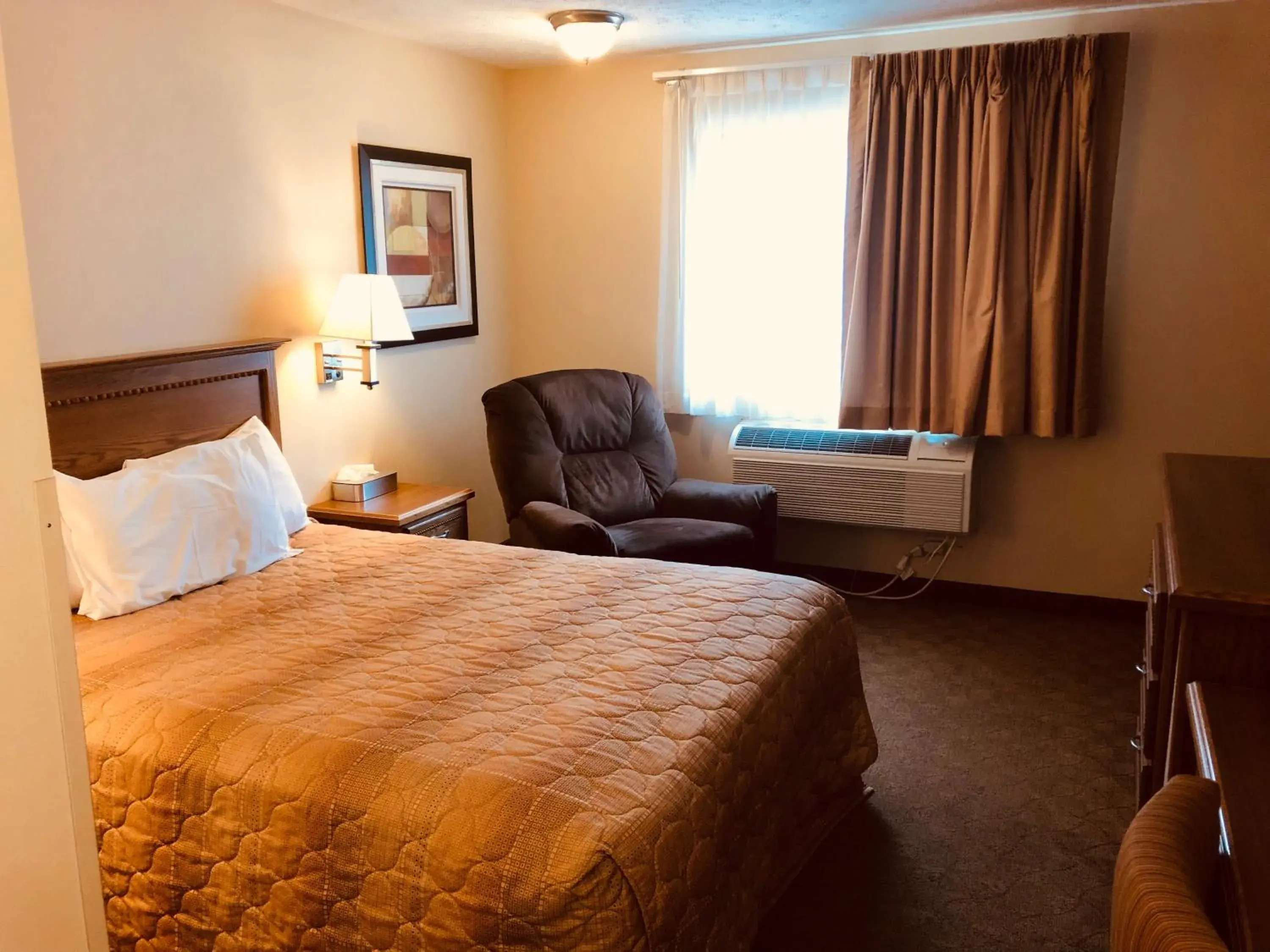 Queen Room - single occupancy - Disability Access in Shenandoah Inn & Suites Queen Room - single occupancy - Disability Access in Shenandoah Inn & Suites