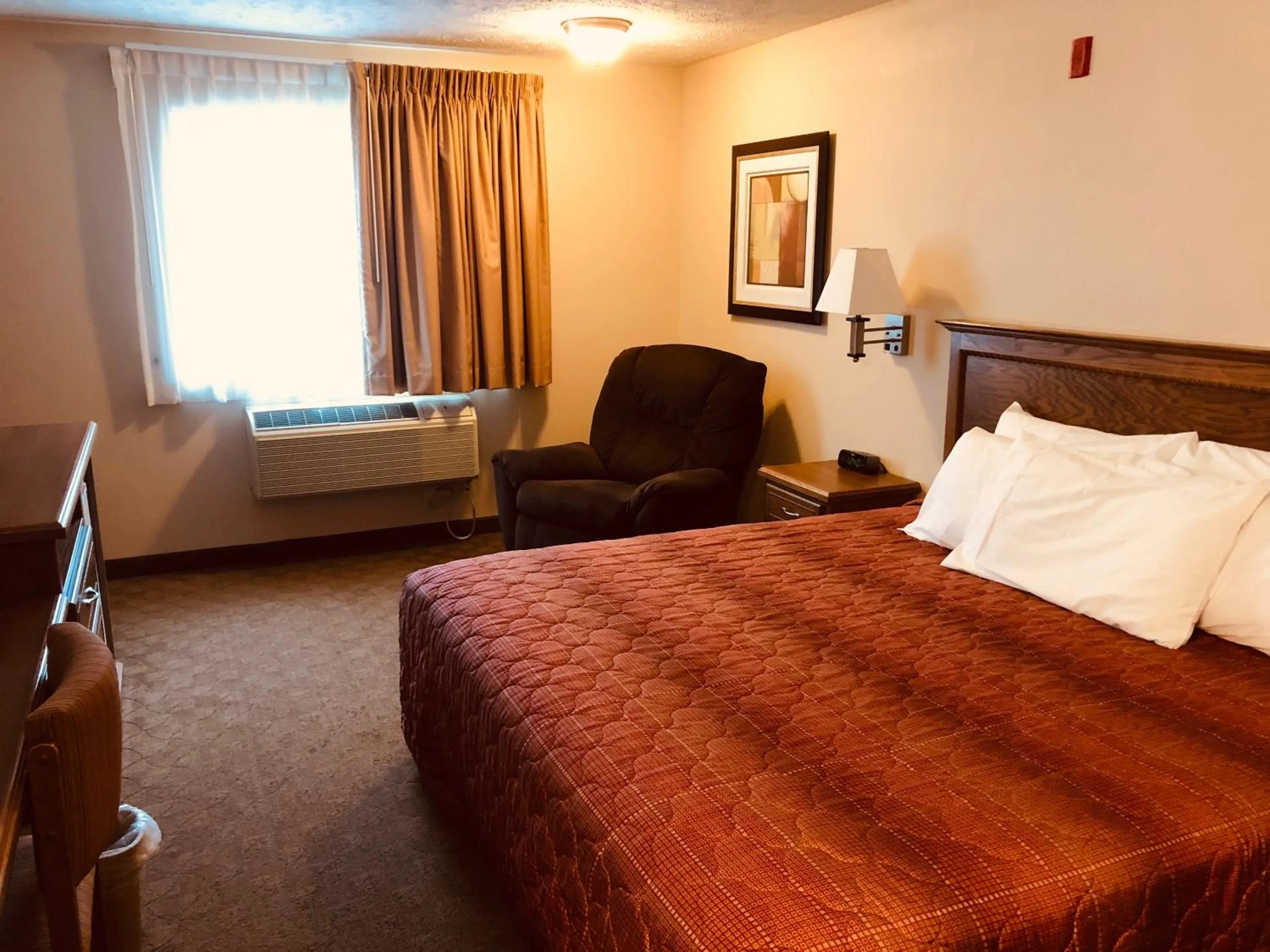 Bed in Shenandoah Inn & Suites