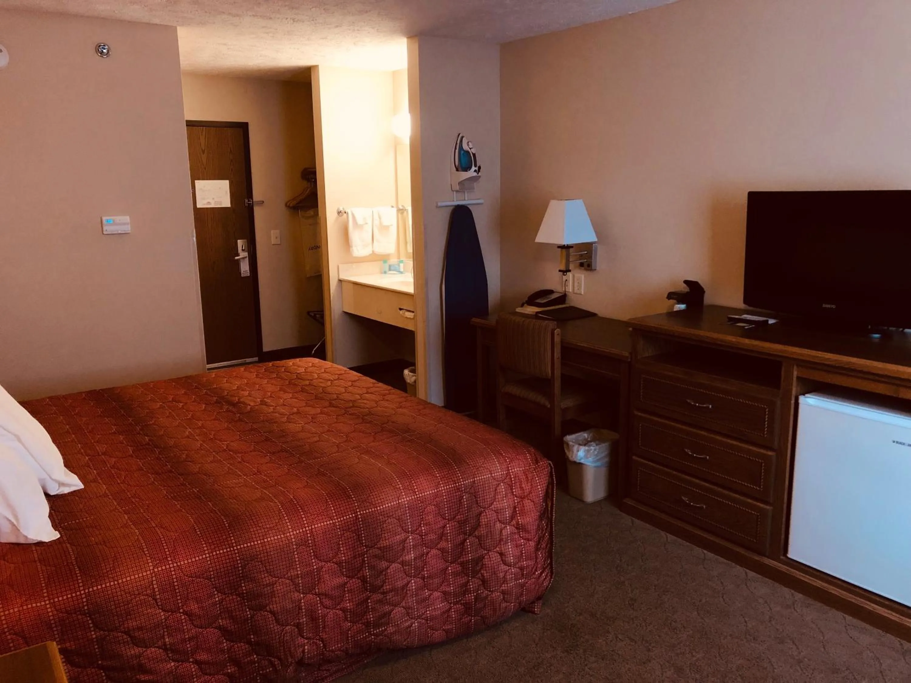 Bed in Shenandoah Inn & Suites