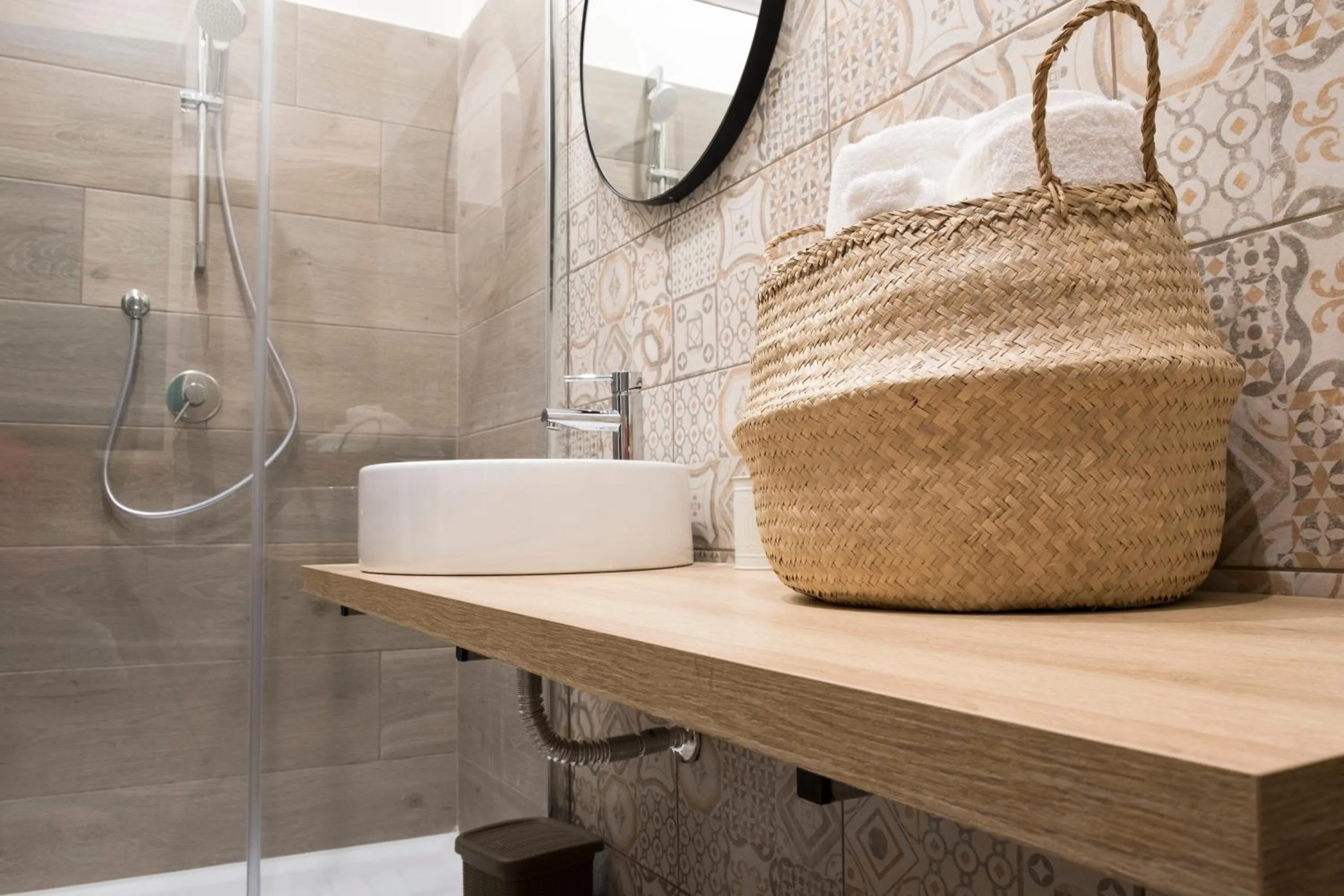 Shower in DIMORA FLEGREA room & breakfast