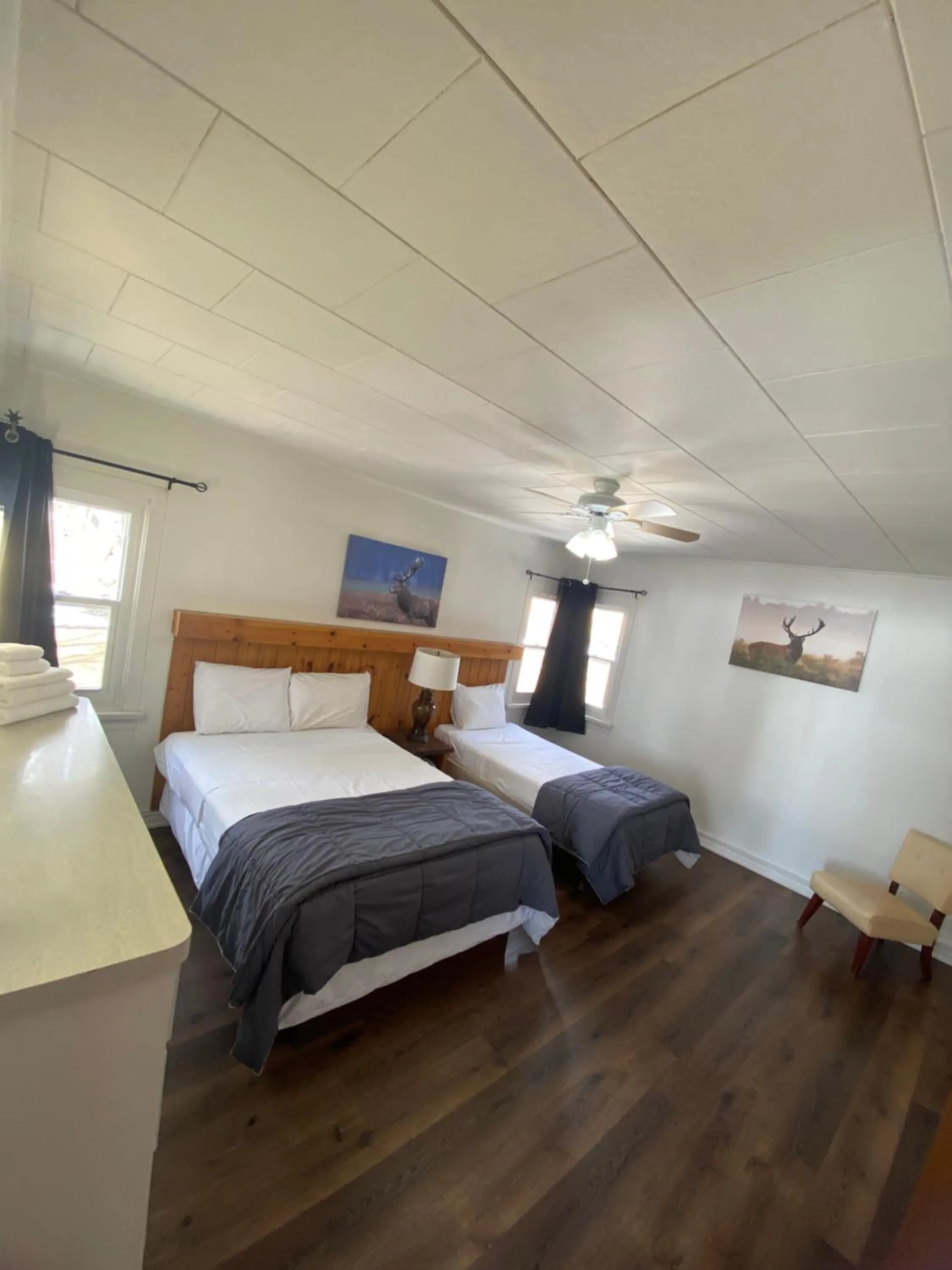 Bedroom, Bed in Tally Ho Inn