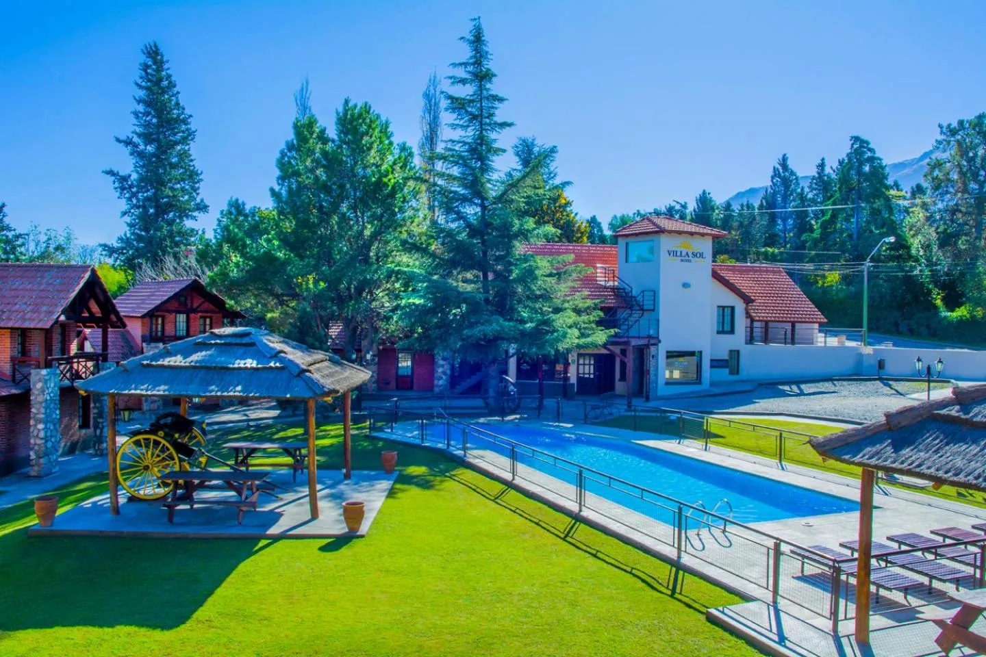 Swimming pool in Hotel Villa Sol