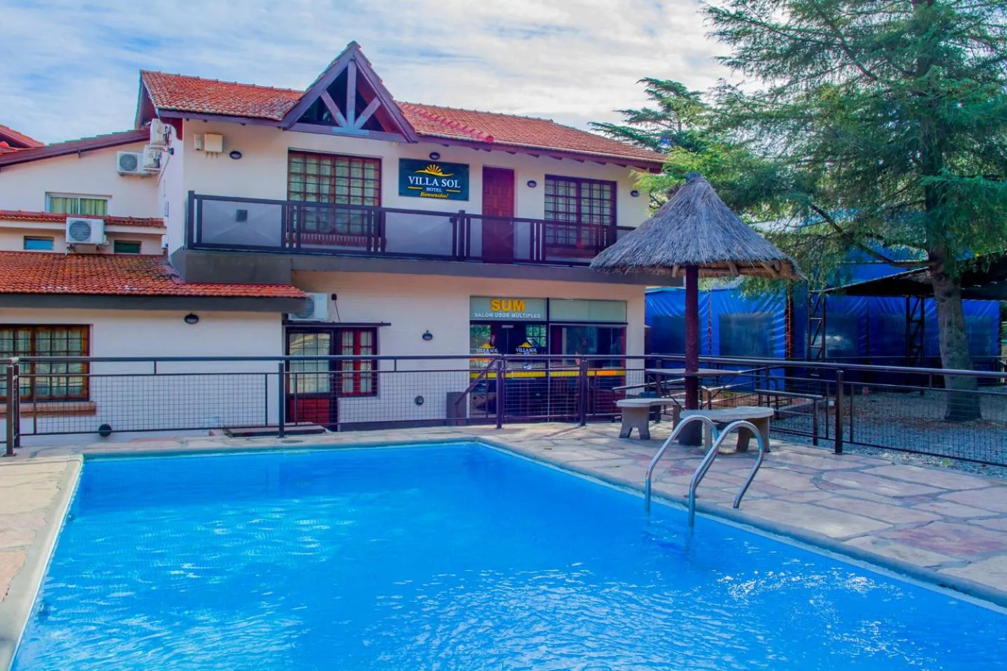 Swimming pool in Hotel Villa Sol