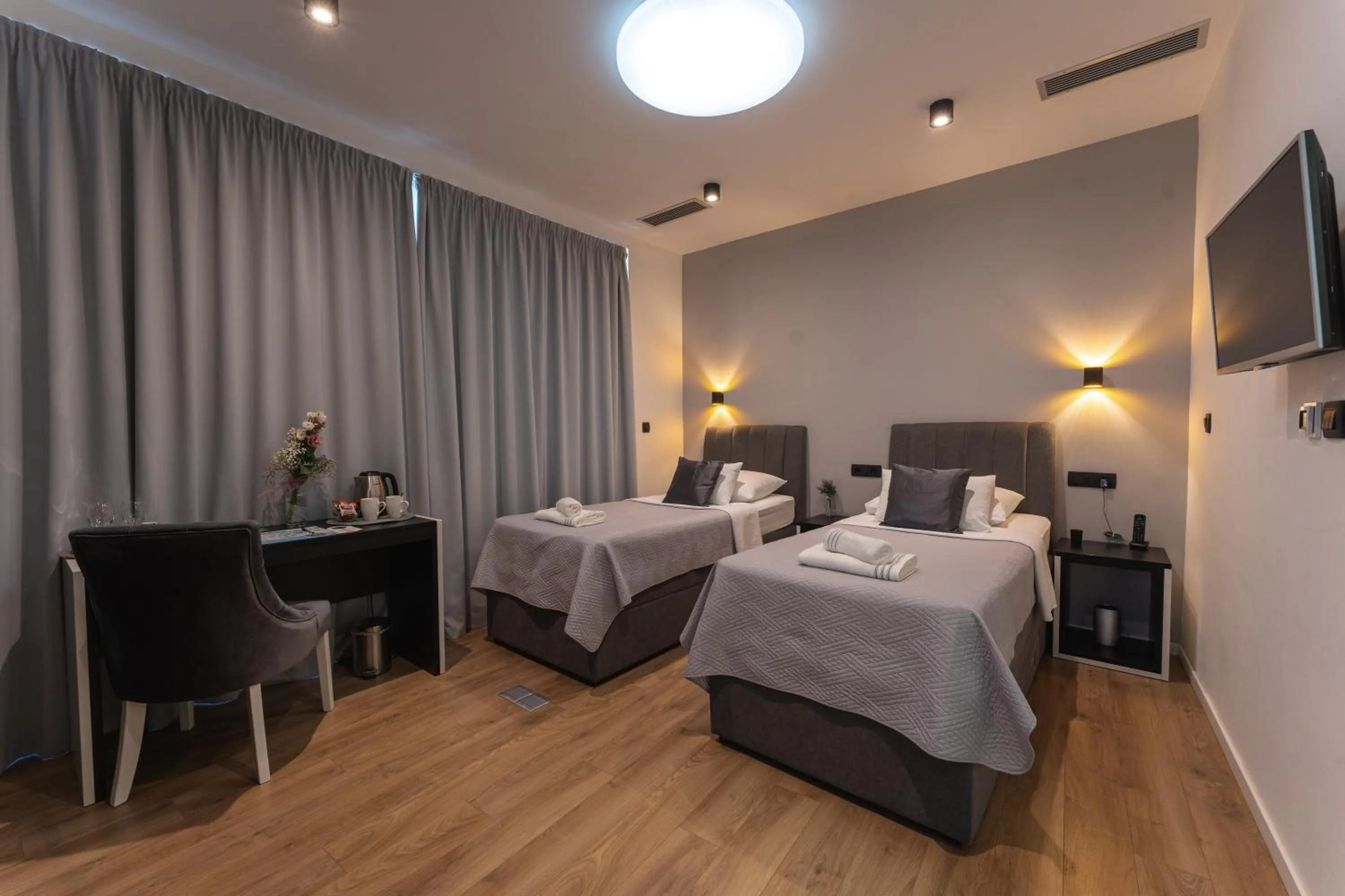 Twin Room in Sky & Sun Luxury Rooms with private parking in the garage