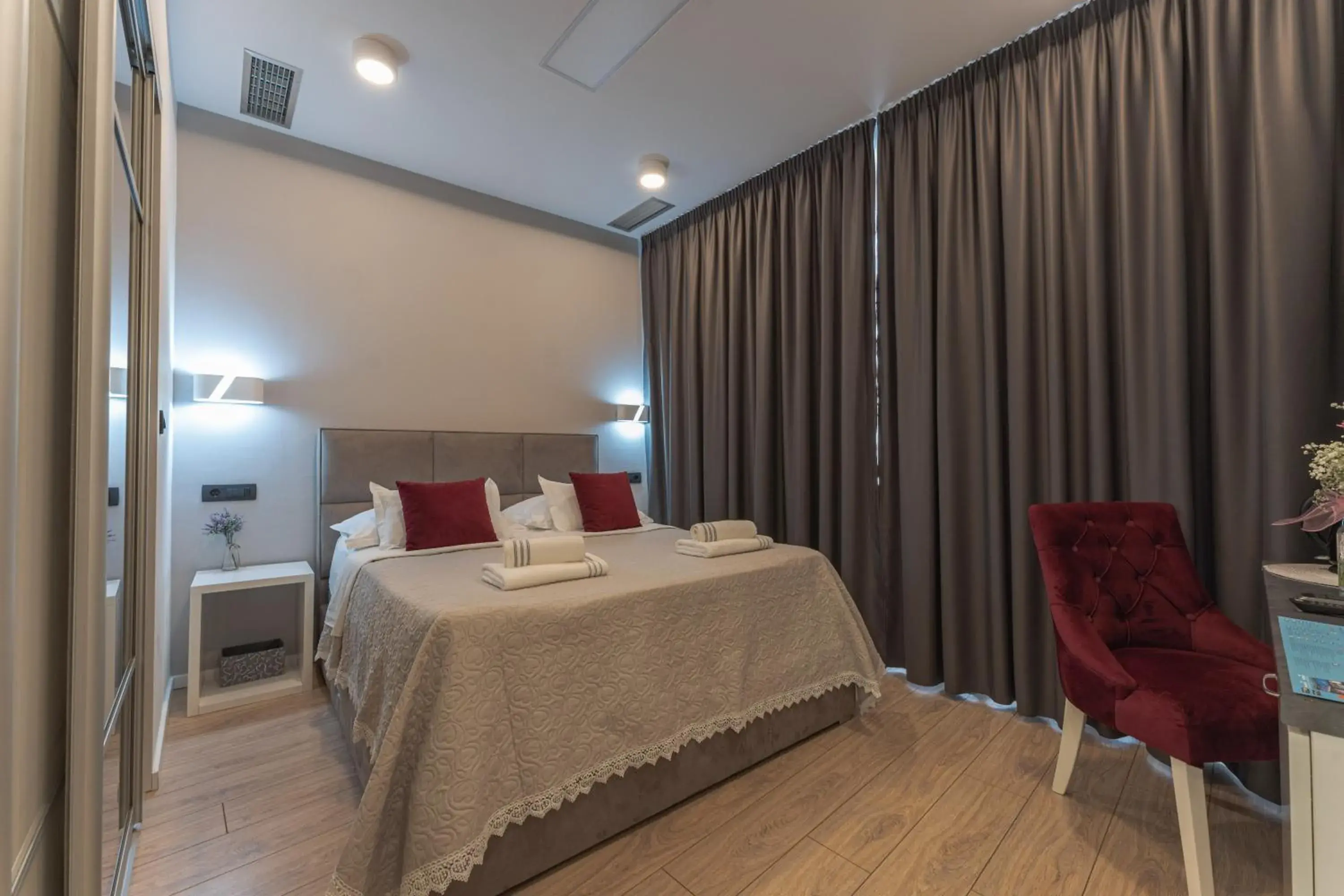 Sky & Sun Luxury Rooms with private parking in the garage Sky & Sun Luxury Rooms with private parking in the garage