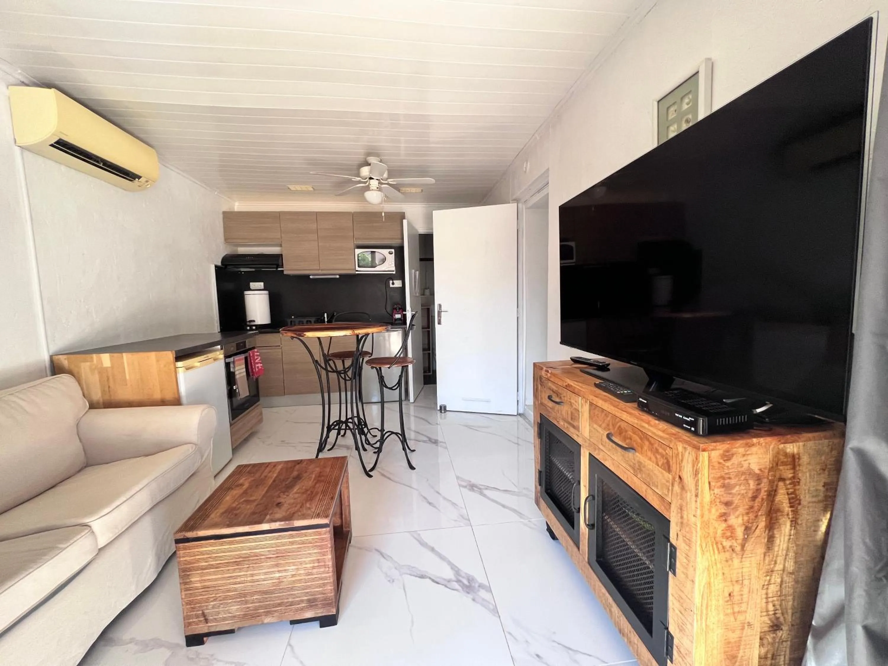 Living room in L'oasis-LES ISSAMBRES