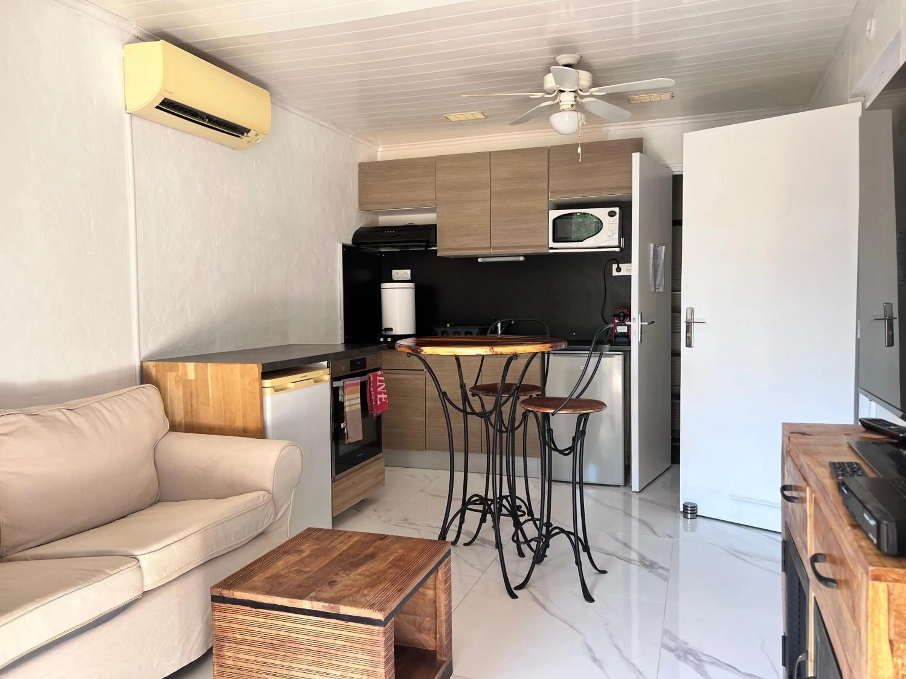 Living room in L'oasis-LES ISSAMBRES