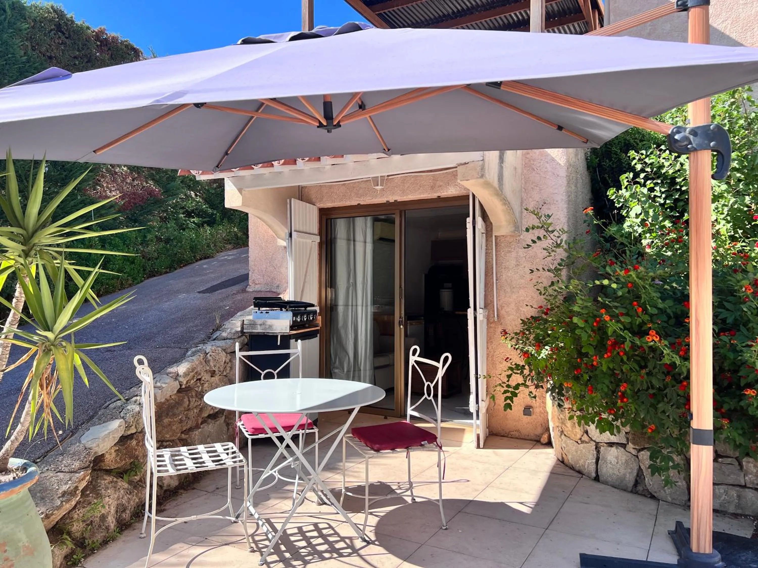 Facade/entrance in L'oasis-LES ISSAMBRES