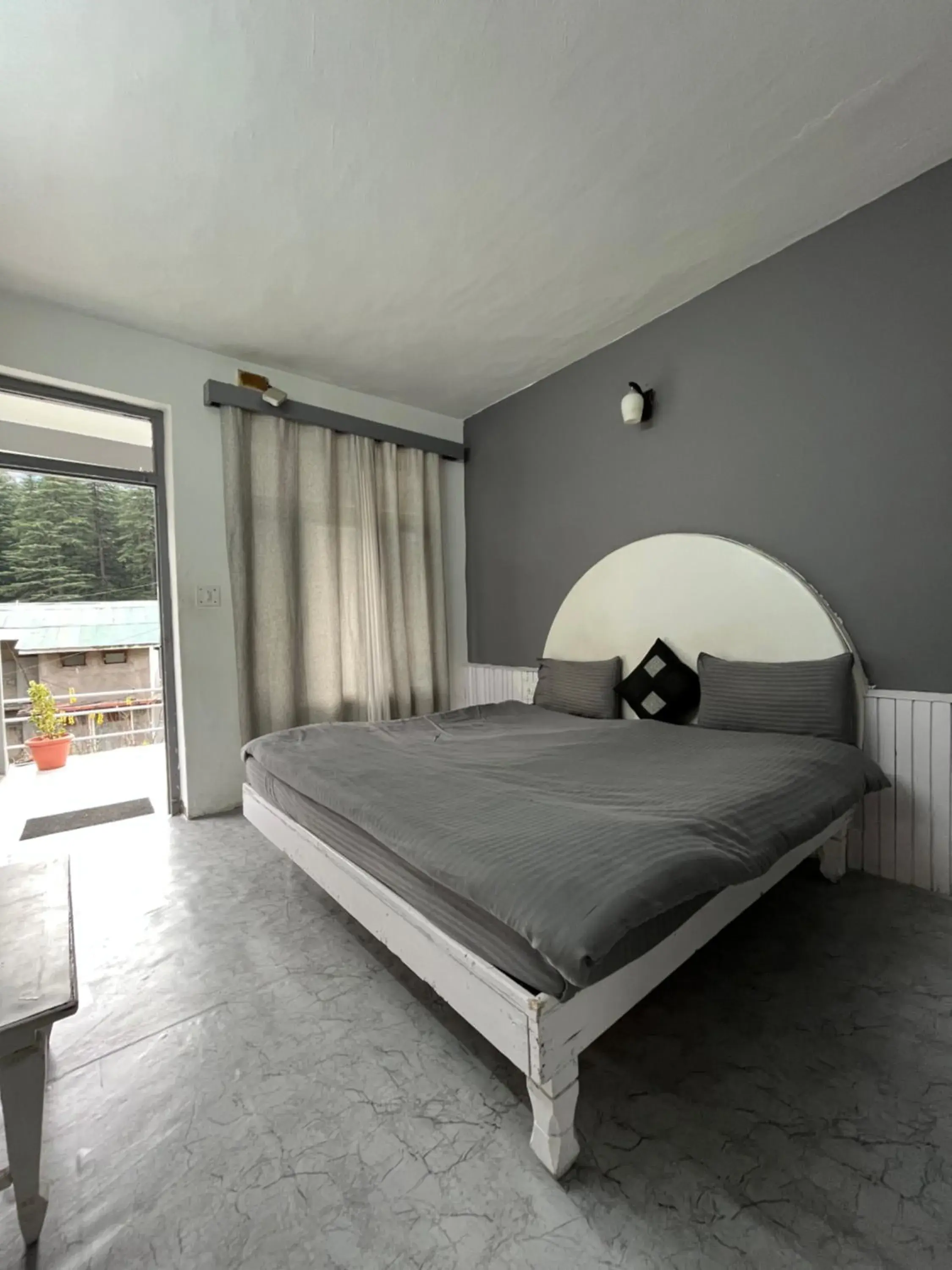 Deluxe Double Room in Young Monk Hostel & Cafe Old Manali Deluxe Double Room in Young Monk Hostel & Cafe Old Manali