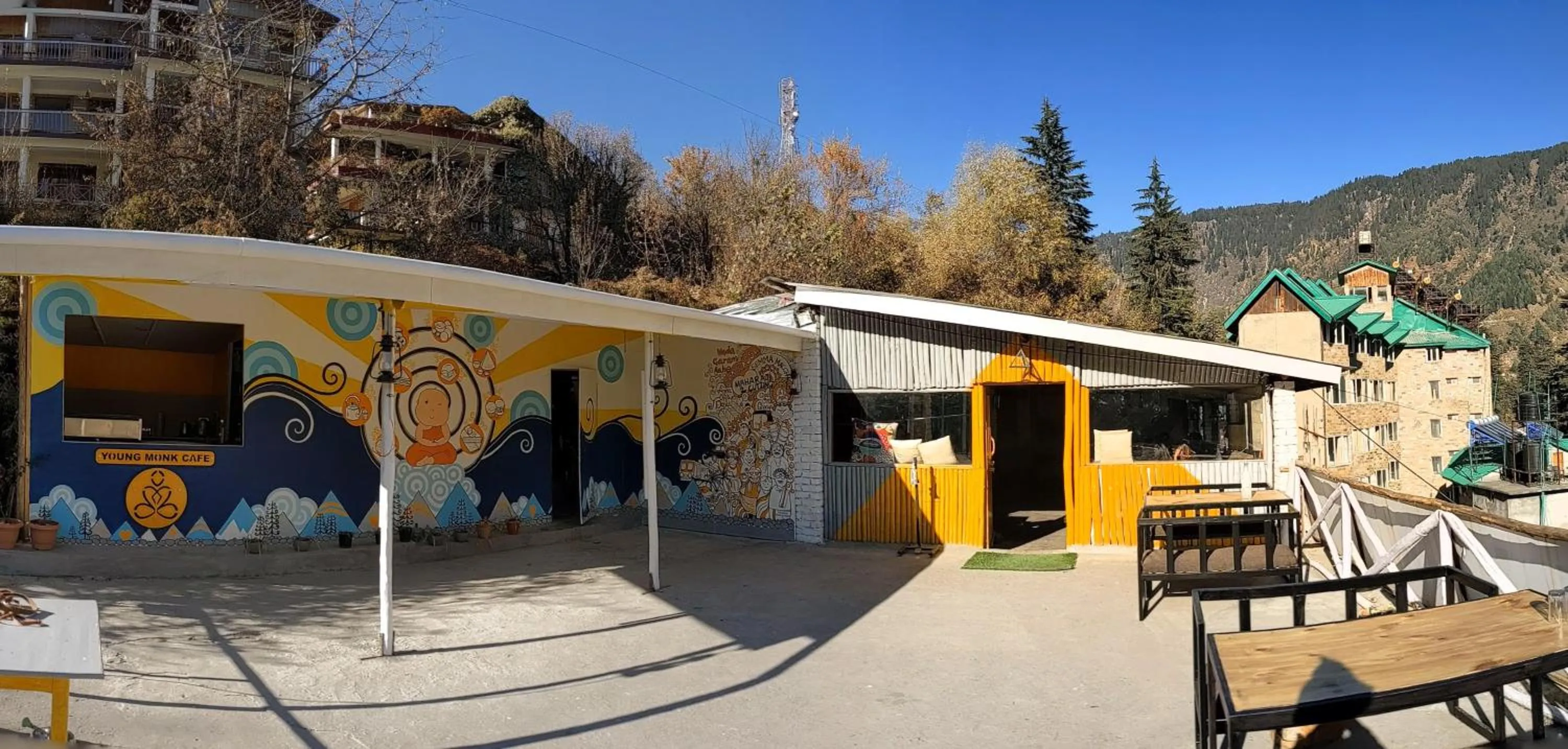 Restaurant/places to eat in Young Monk Hostel & Cafe Old Manali