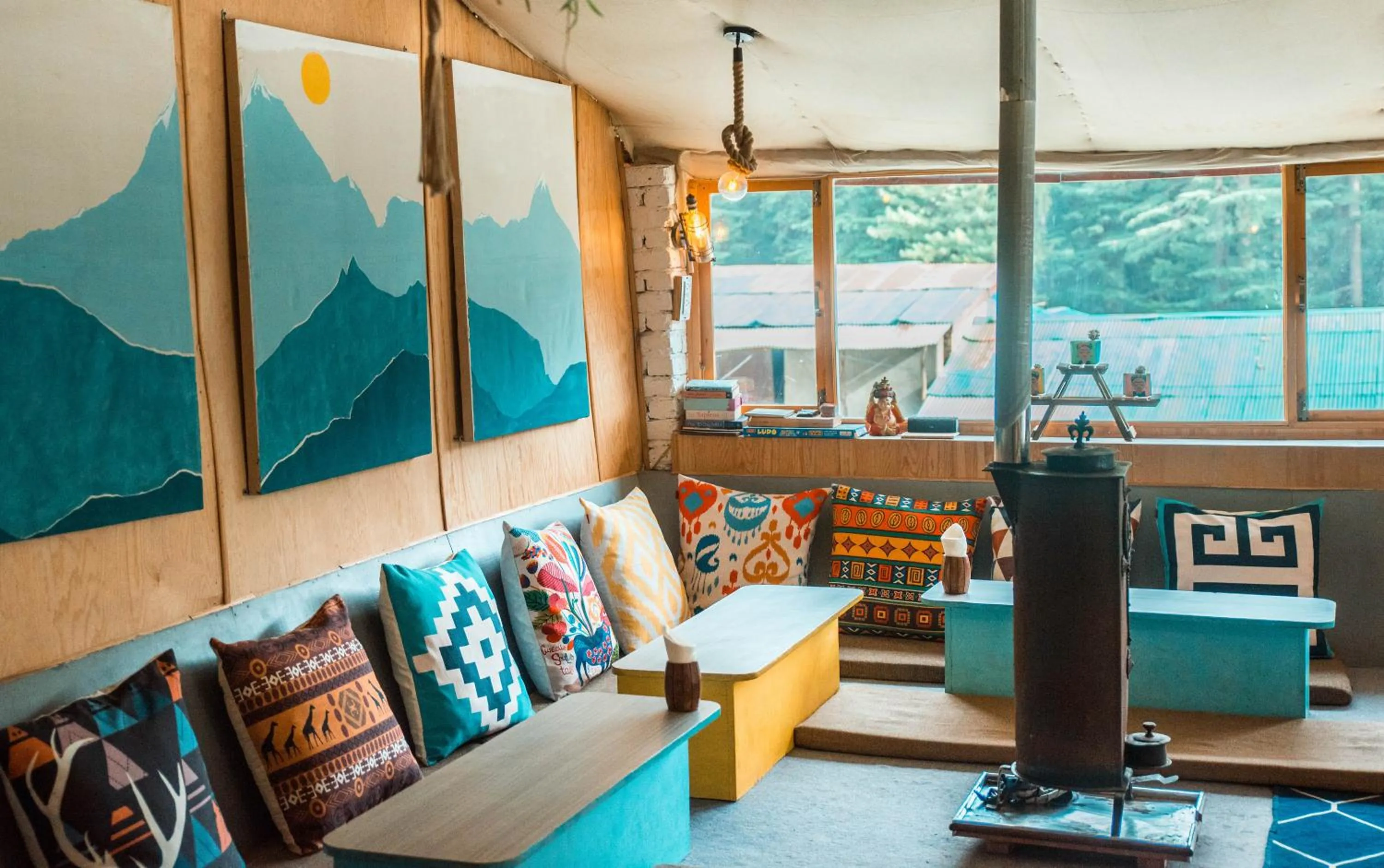 Restaurant/places to eat in Young Monk Hostel & Cafe Old Manali