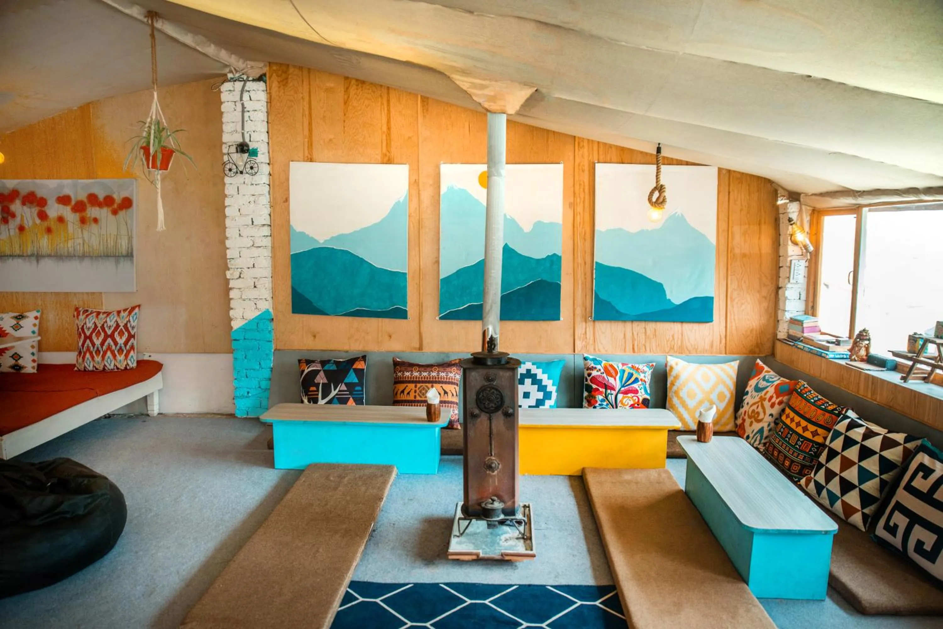 Restaurant/places to eat in Young Monk Hostel & Cafe Old Manali