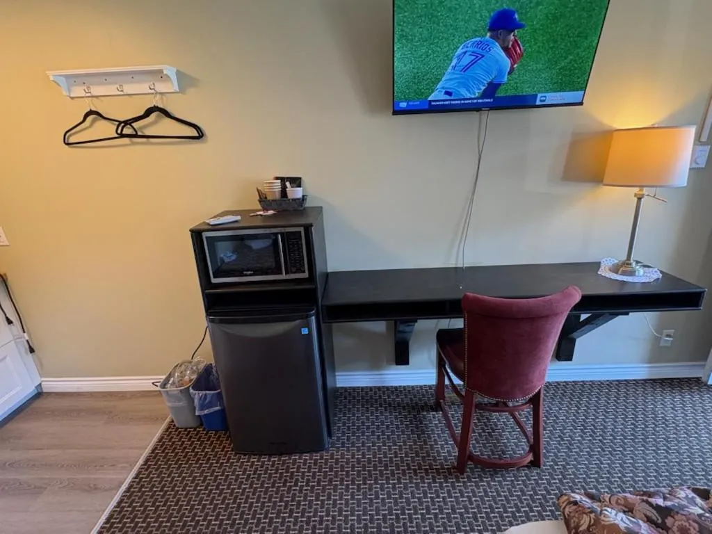 Pioneer Inn by the River