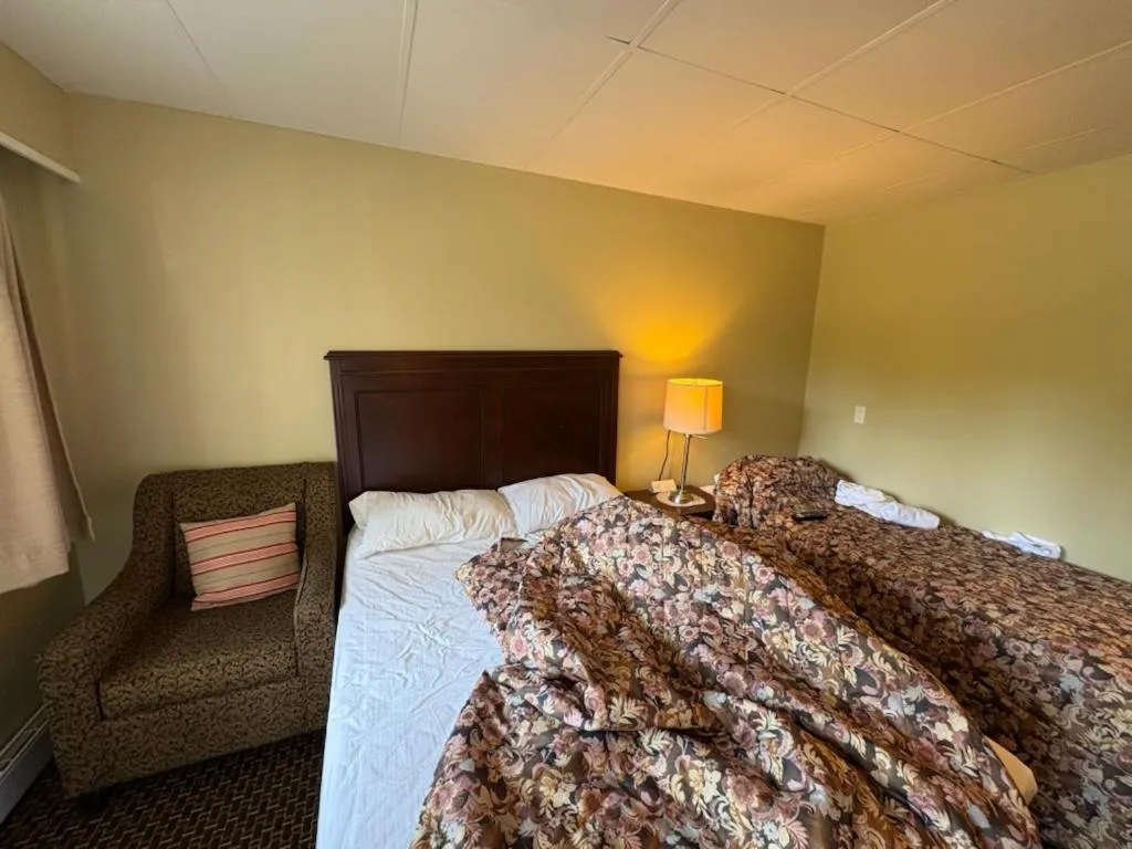 Bed in Pioneer Inn by the River