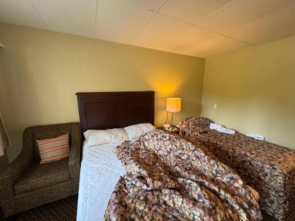 Bed in Pioneer Inn by the River