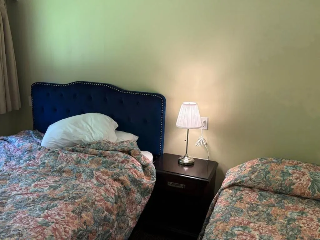 Bed in Pioneer Inn by the River