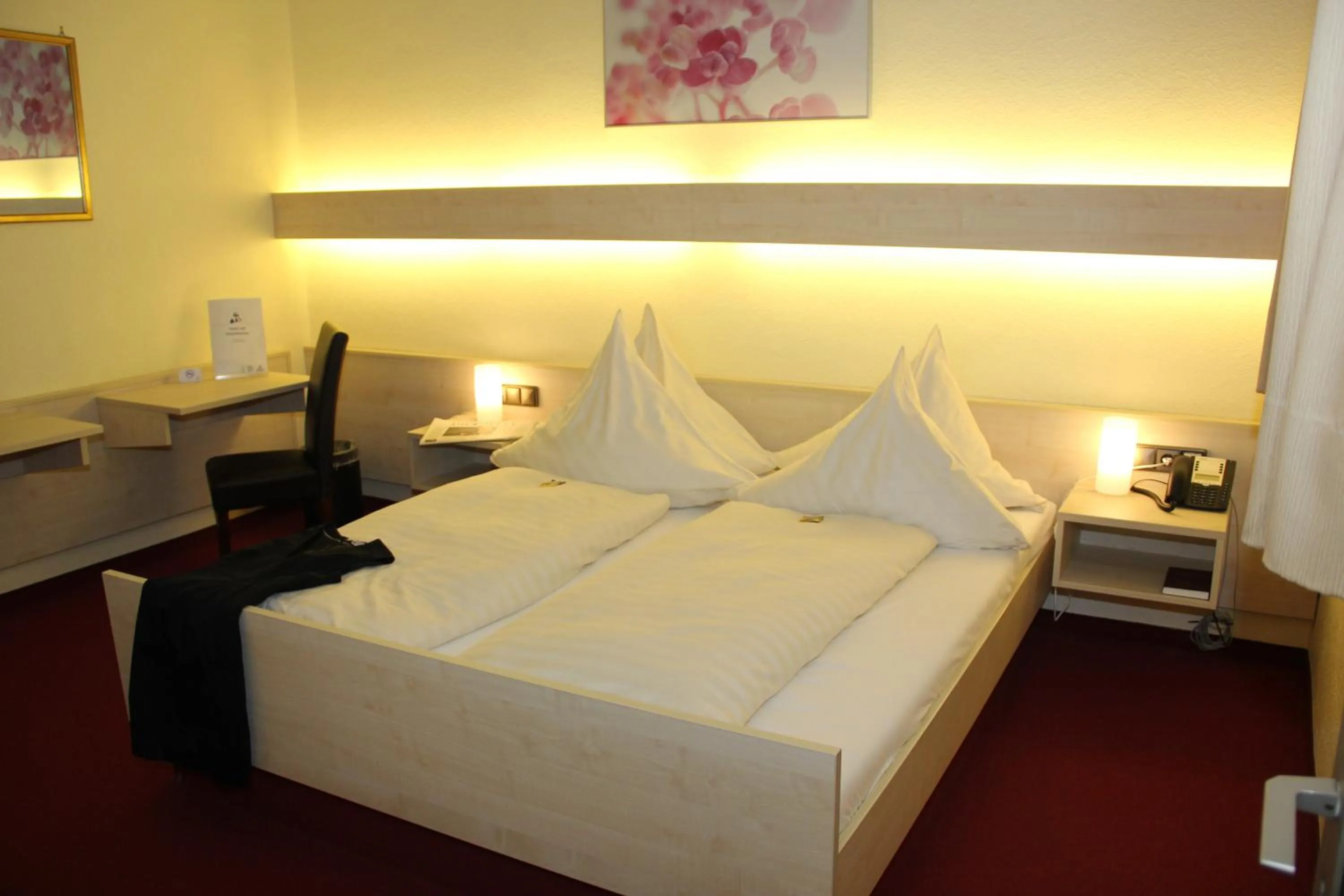 Photo of the whole room, Bed in Hotel am Marschiertor