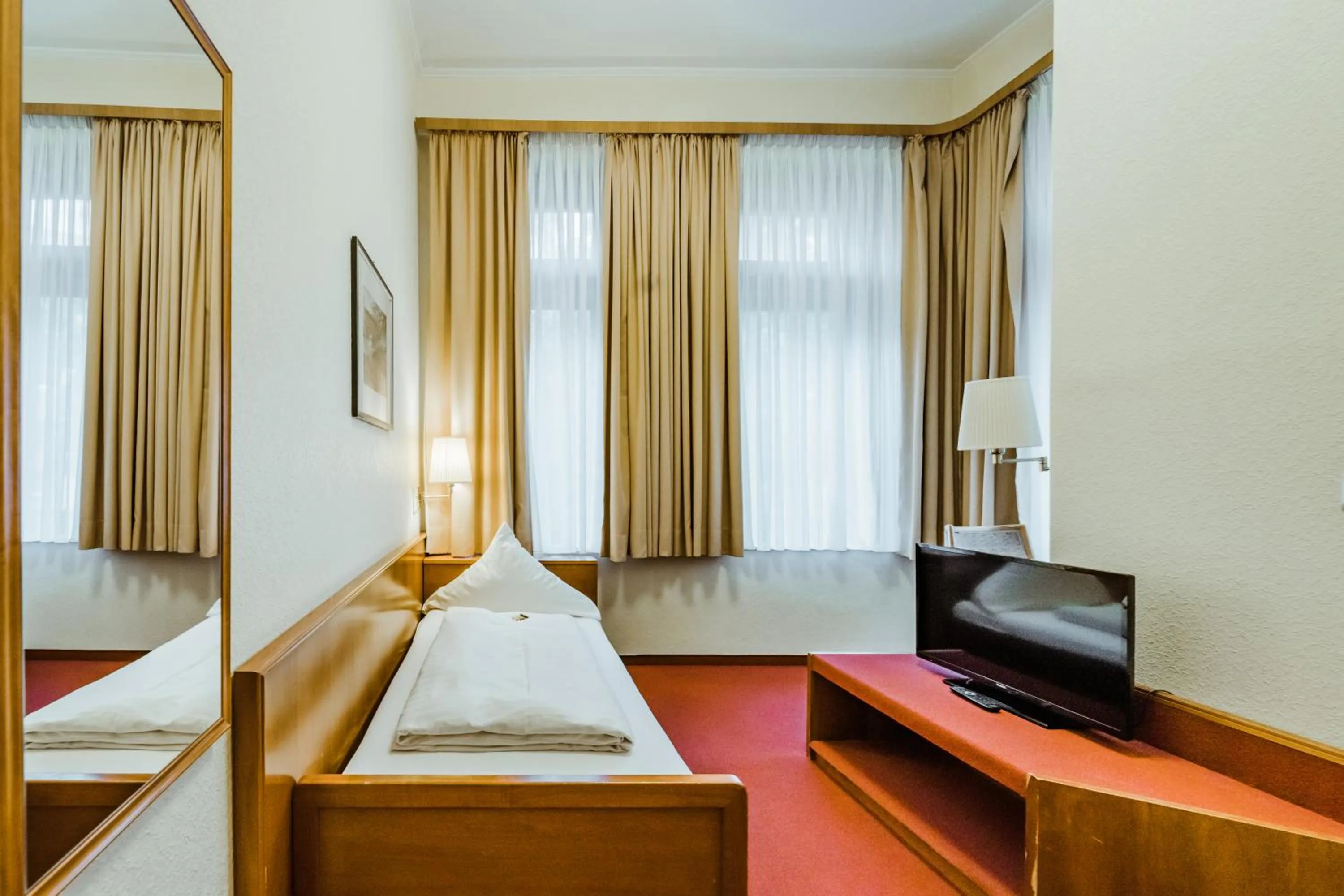 Photo of the whole room, Bed in Hotel am Marschiertor