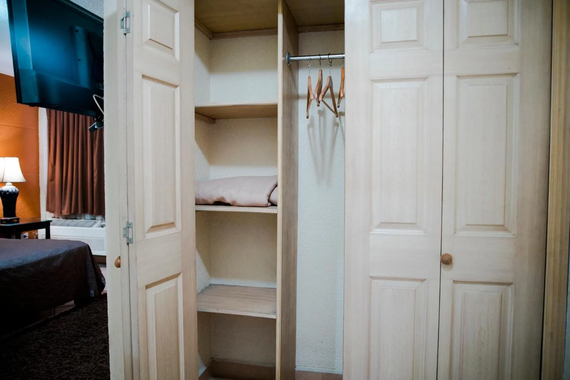 wardrobe, Bed in EH Ejecutivo Urban