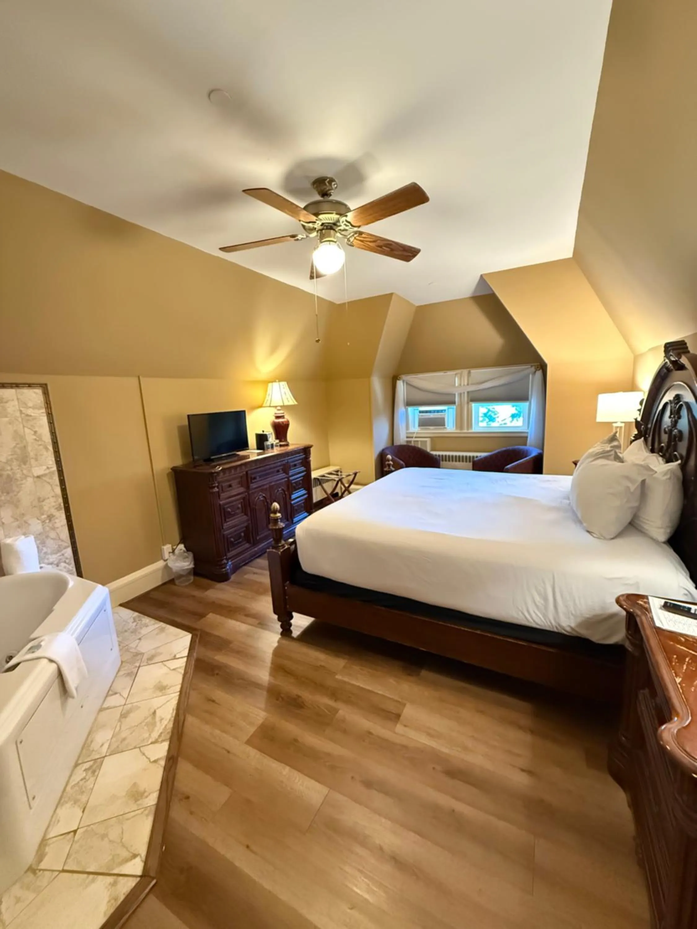 Bed in Stonehurst Manor Breakfast & Dinner Included